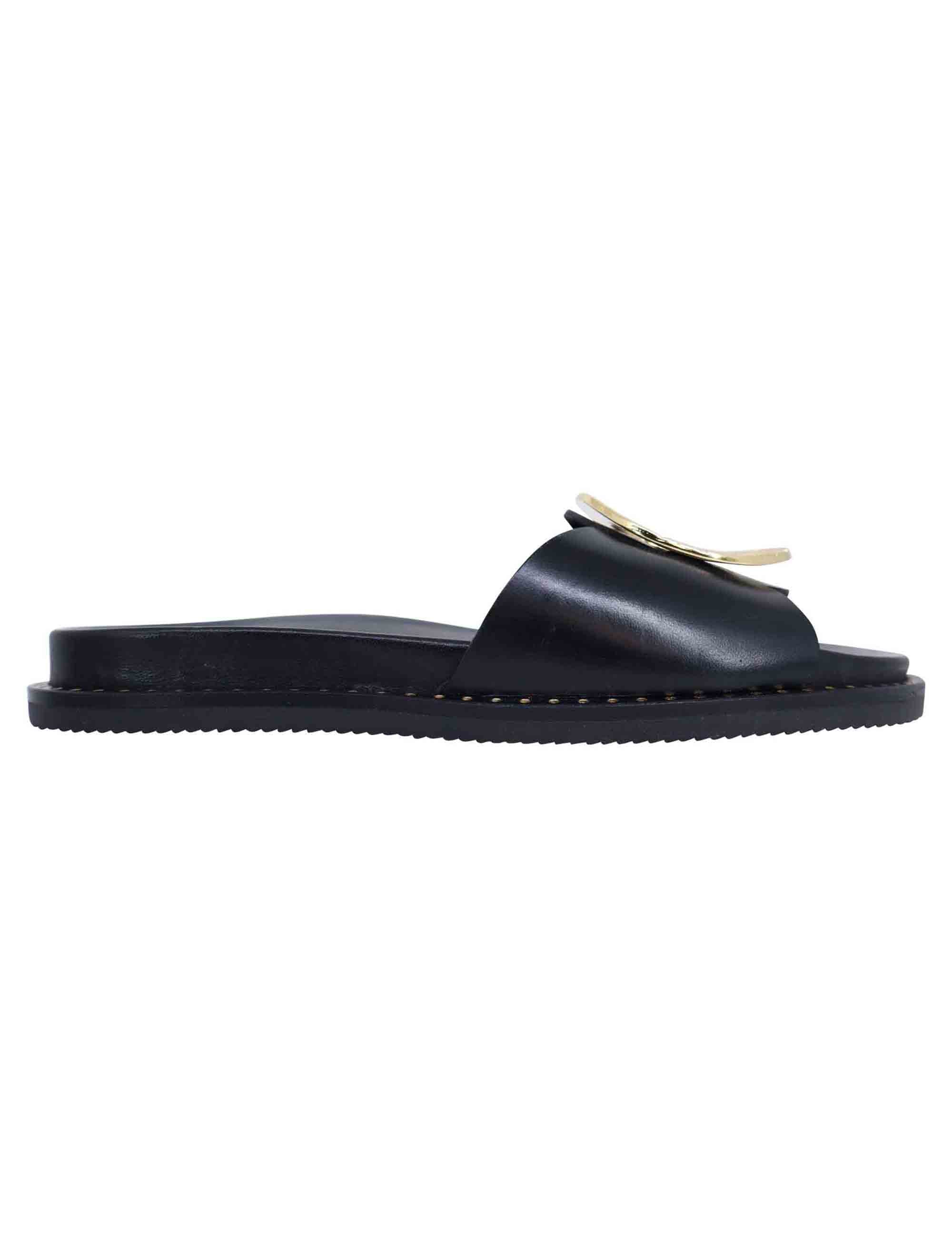 Spatarella Sandali donna flat in pelle nera con fussbett e fibbia in oro