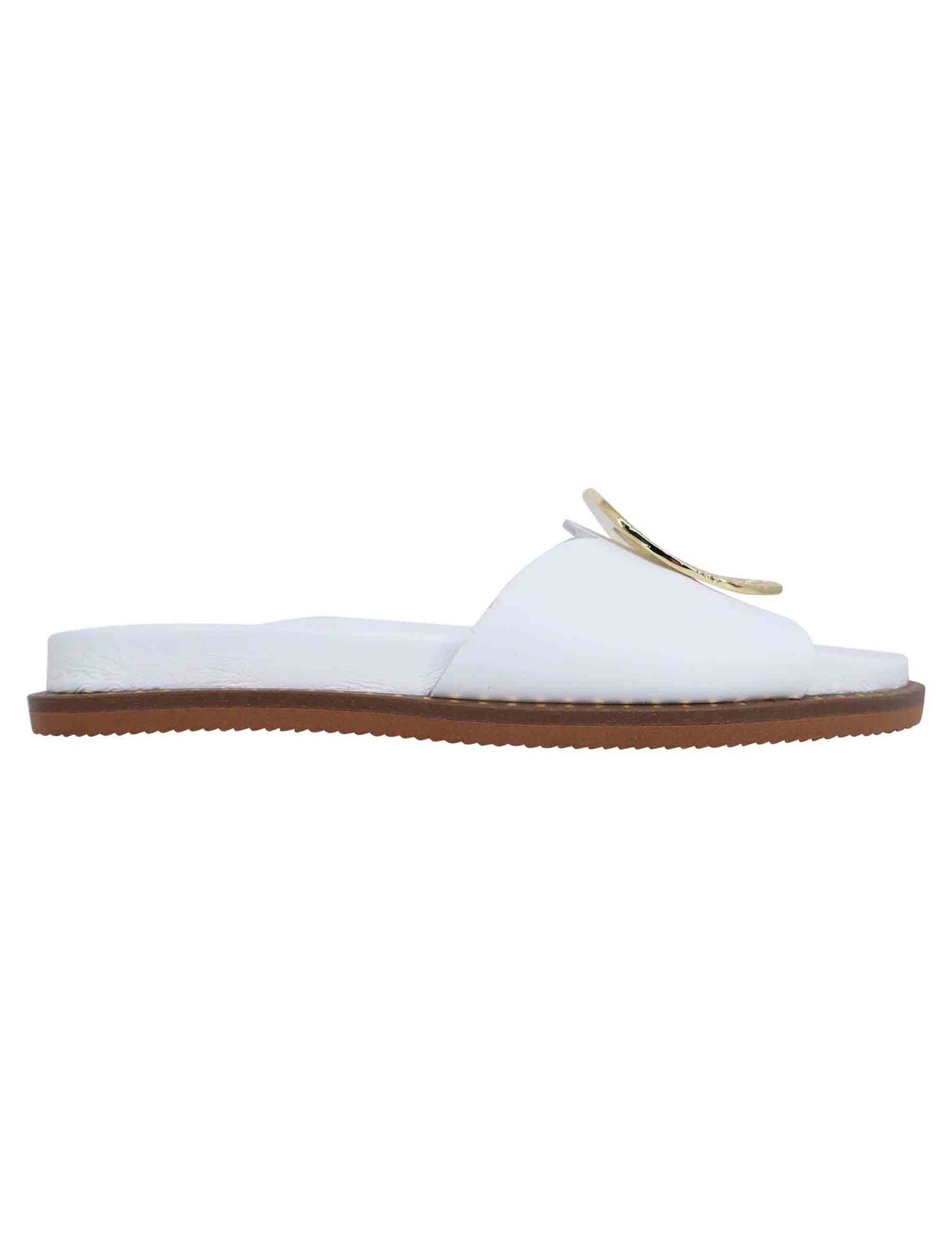 Flat women's sandals in white leather with fussbett and gold buckle