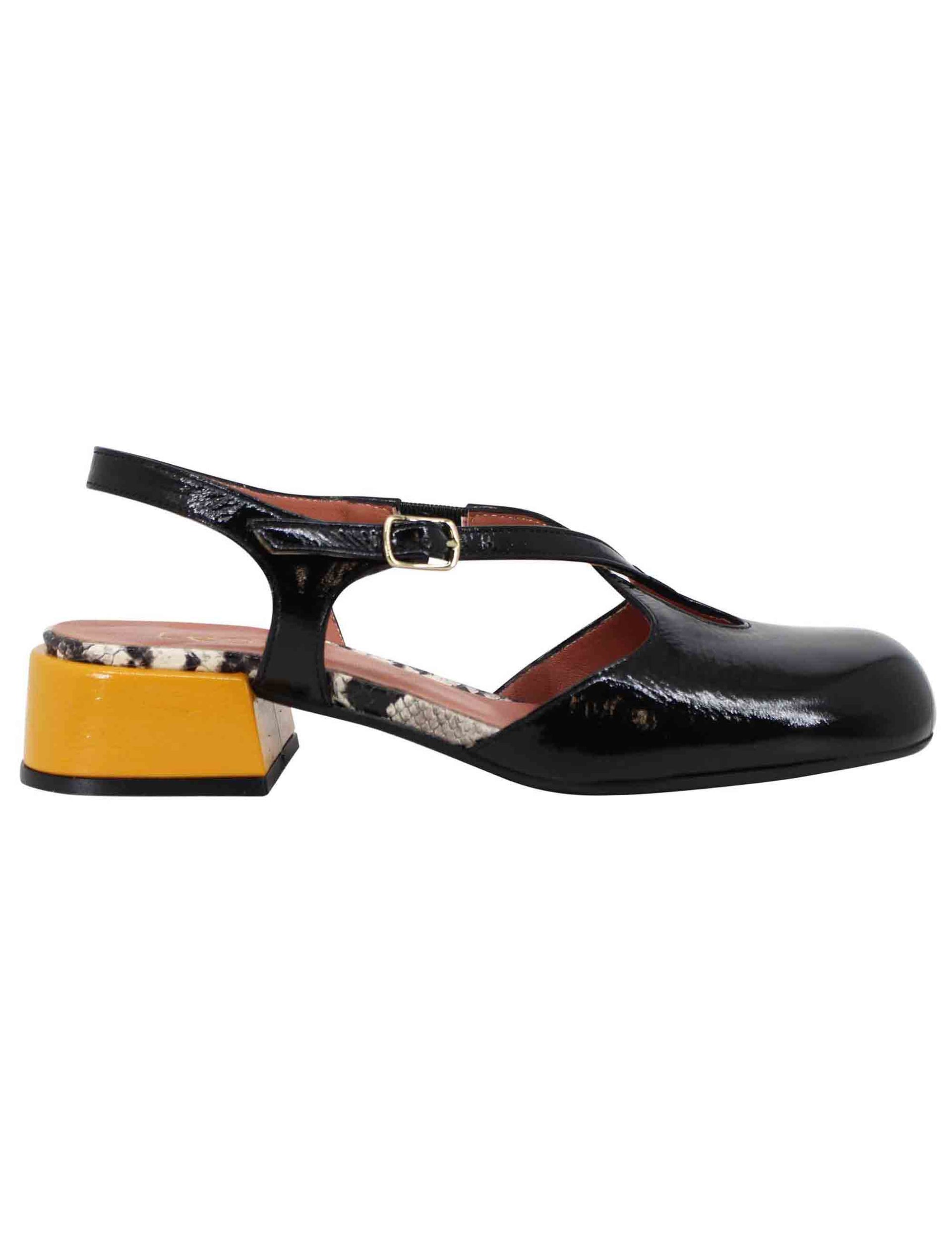 Women's slingback pumps in black patent leather with round toe