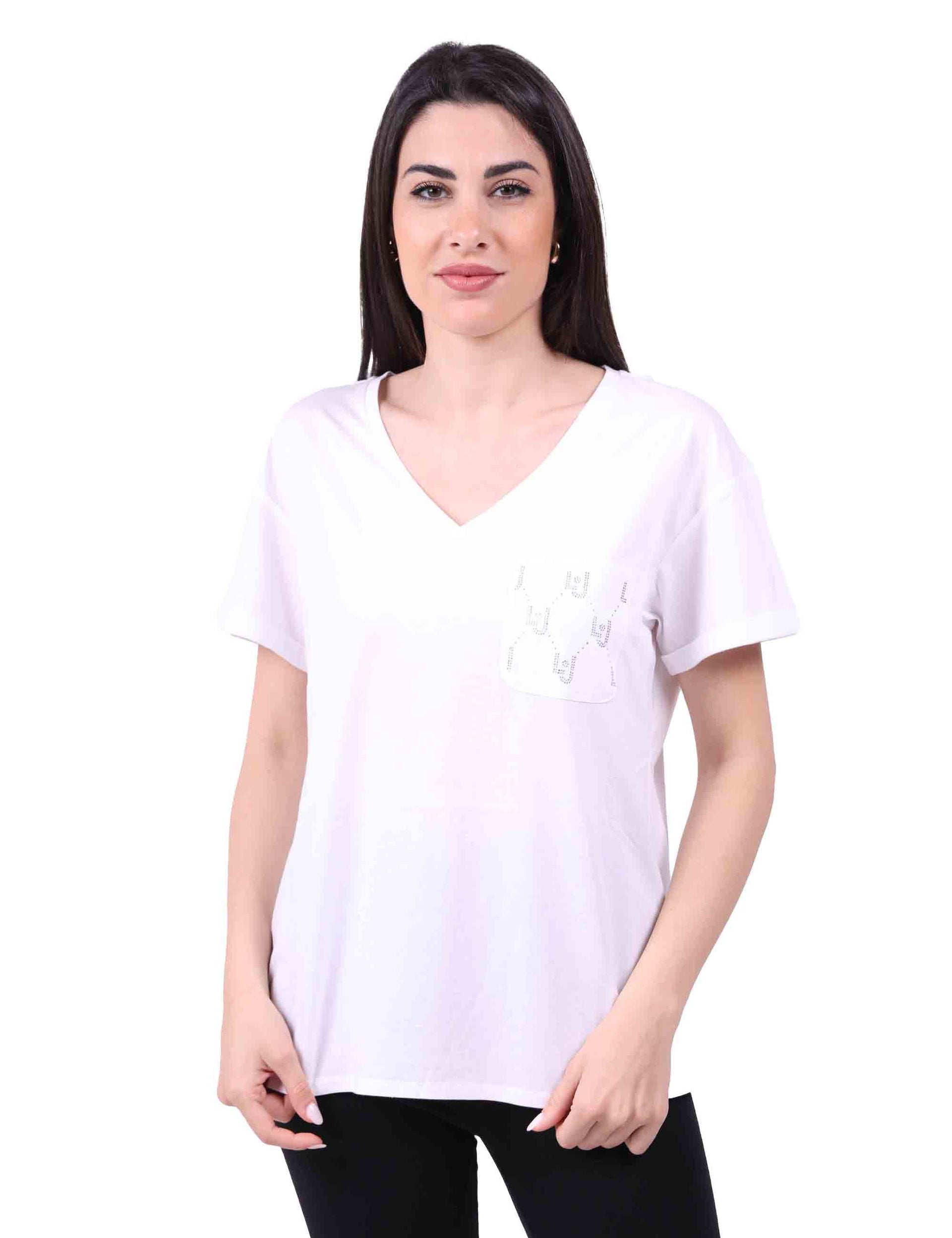 T-shirt in bianco con tascino ricamato