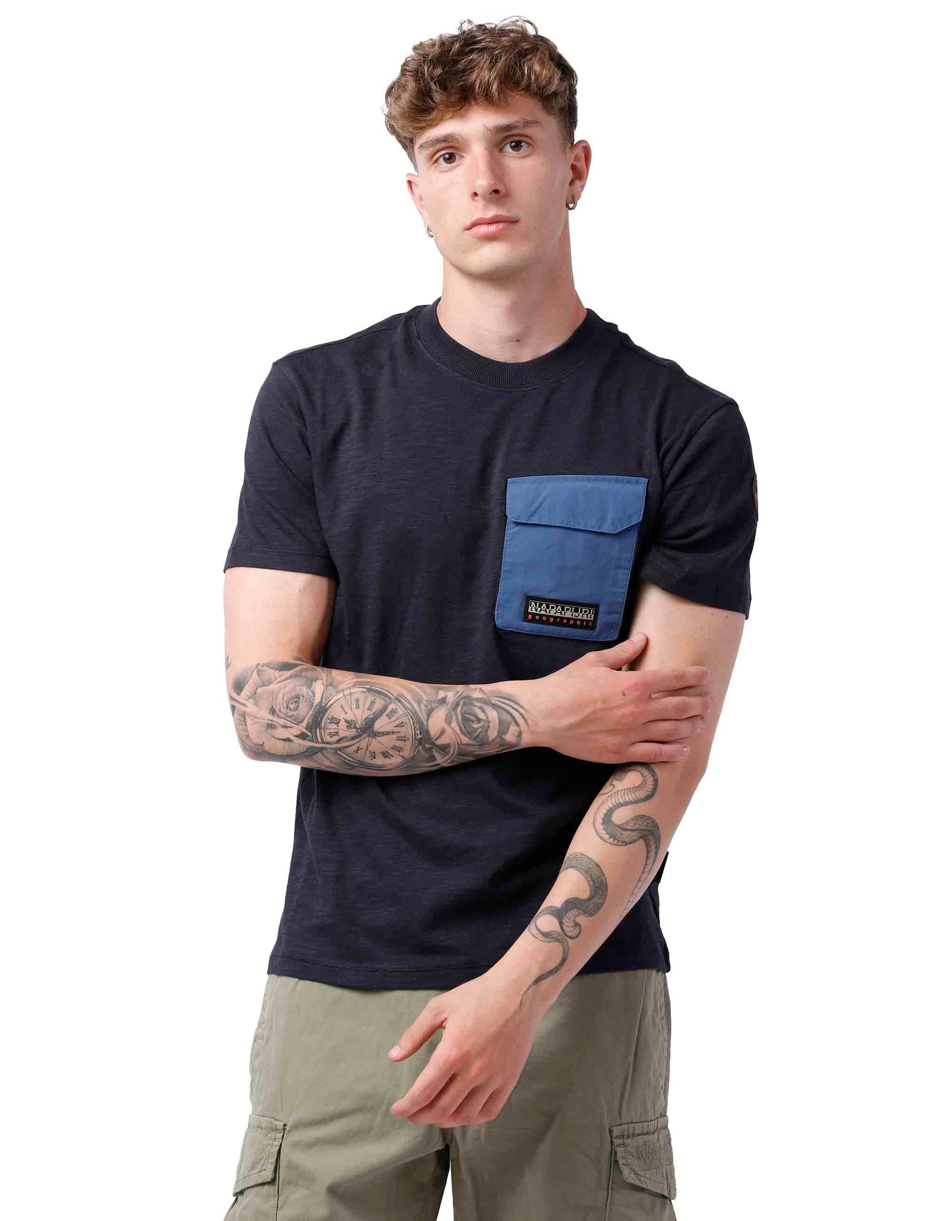 T-shirt uomo con taschino blu