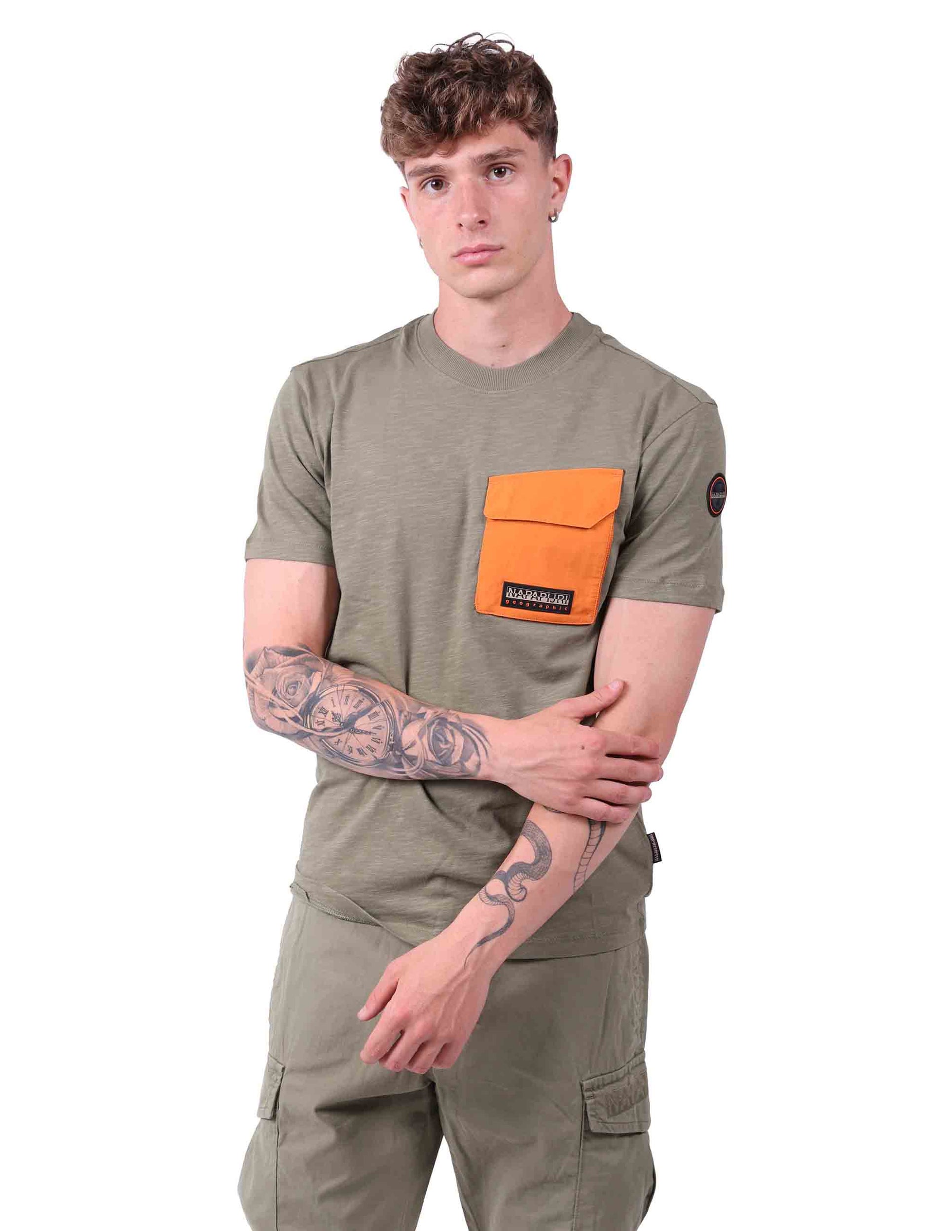 T-shirt uomo con taschino verde