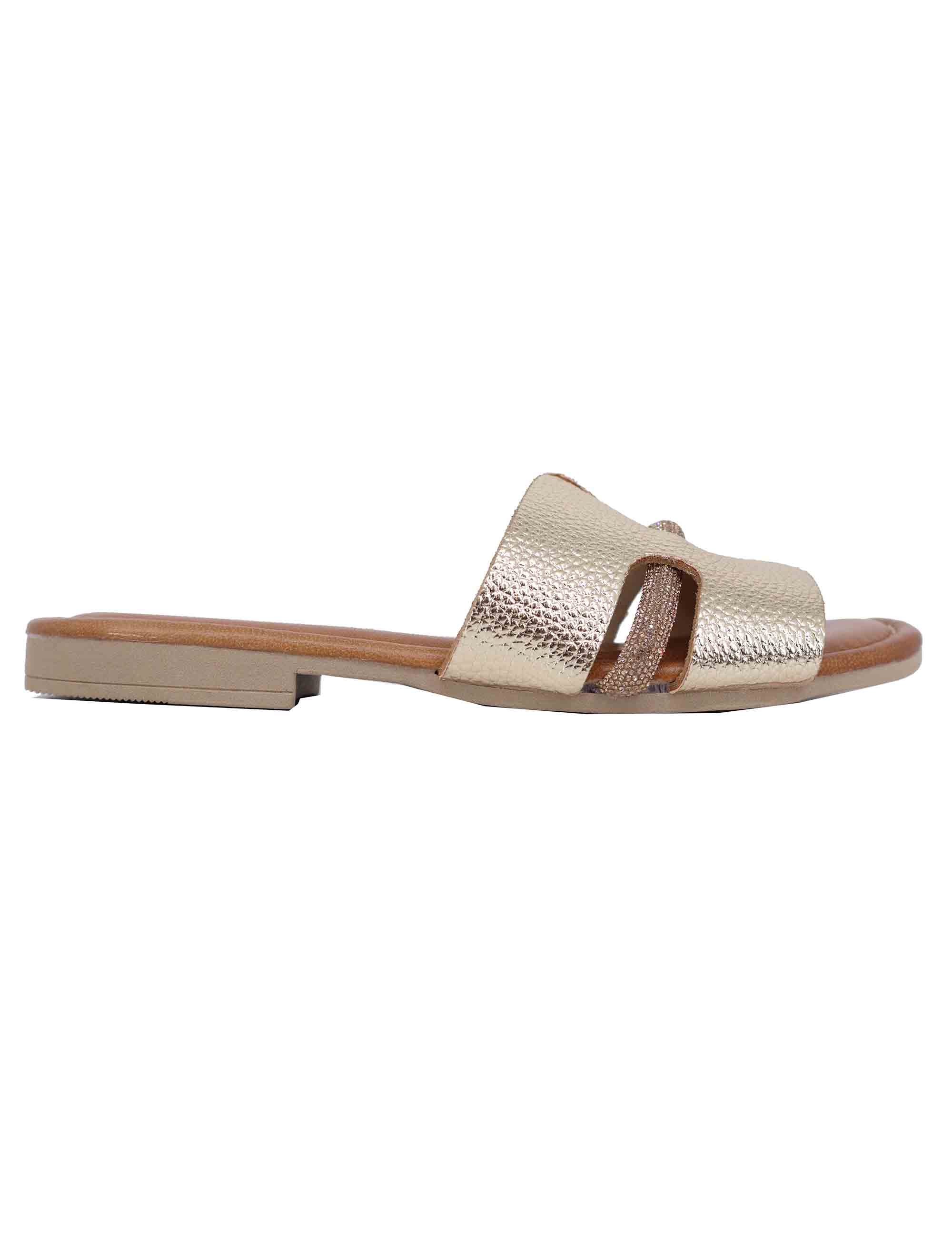 Spatarella Sandali flat donna in pelle laminata platino con stass