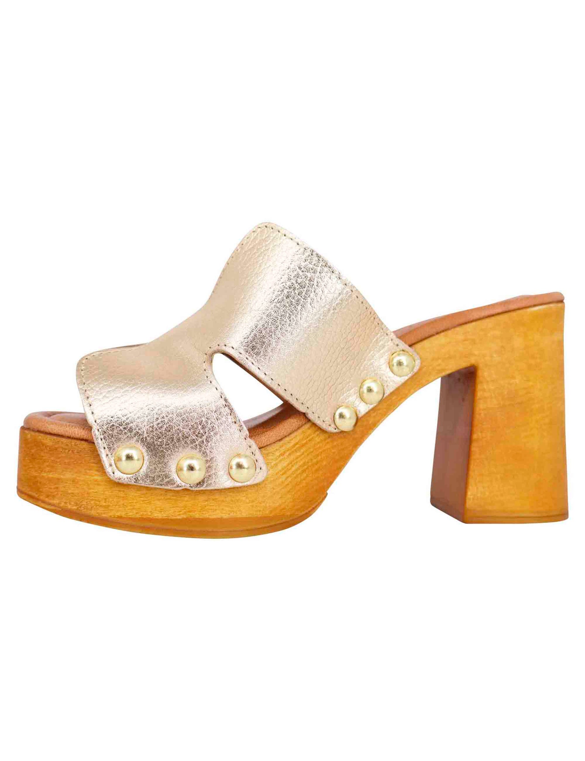 Sandali zoccoli donna in pelle platino con fibbie oro e tacco alto