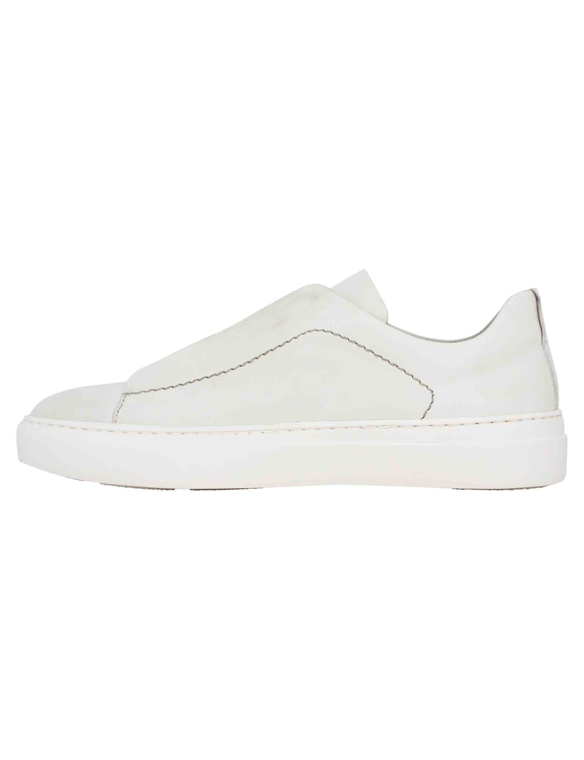Men's white leather sneakers with elastic