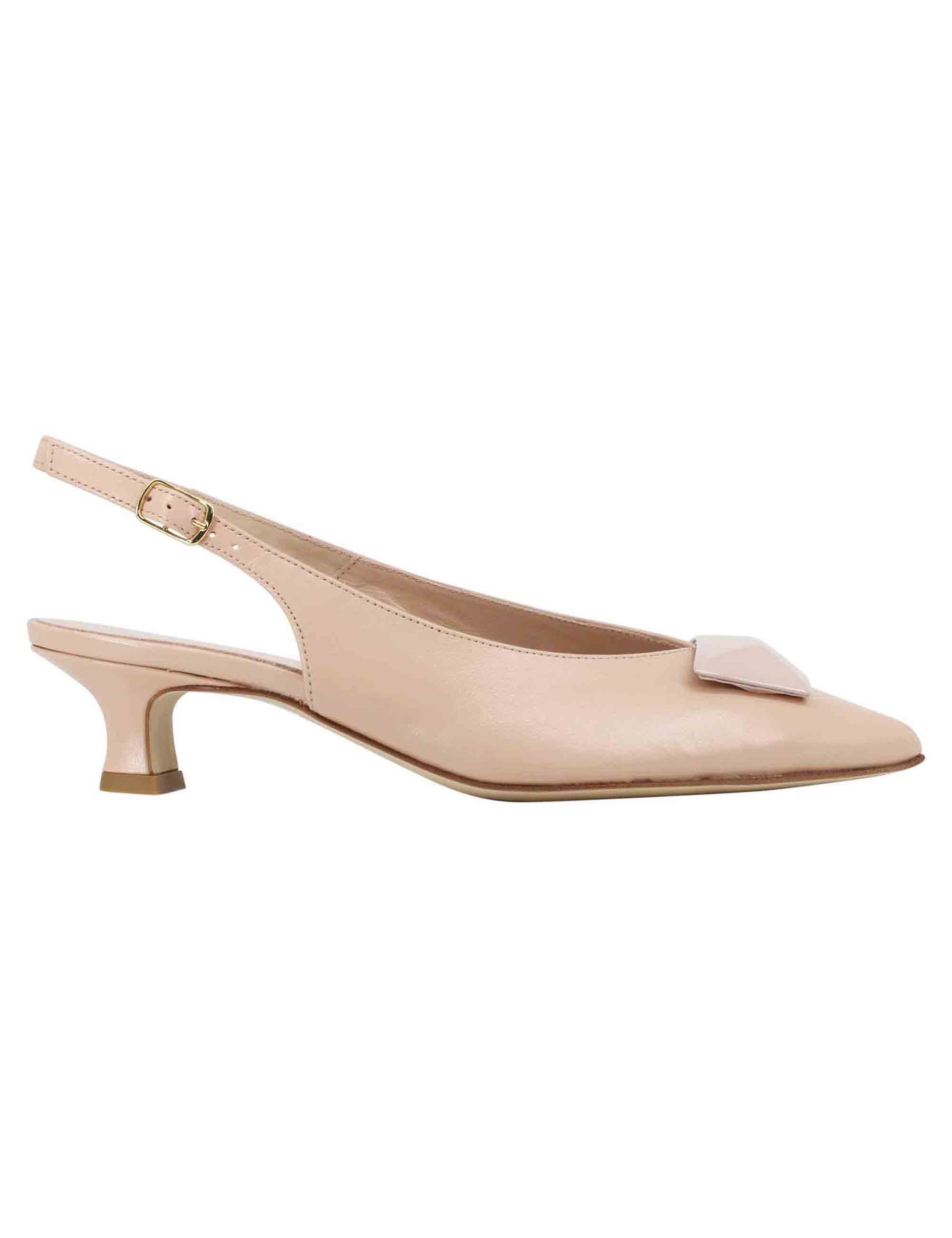 Women's slingback pumps in powder leather with low heel and matching accessory