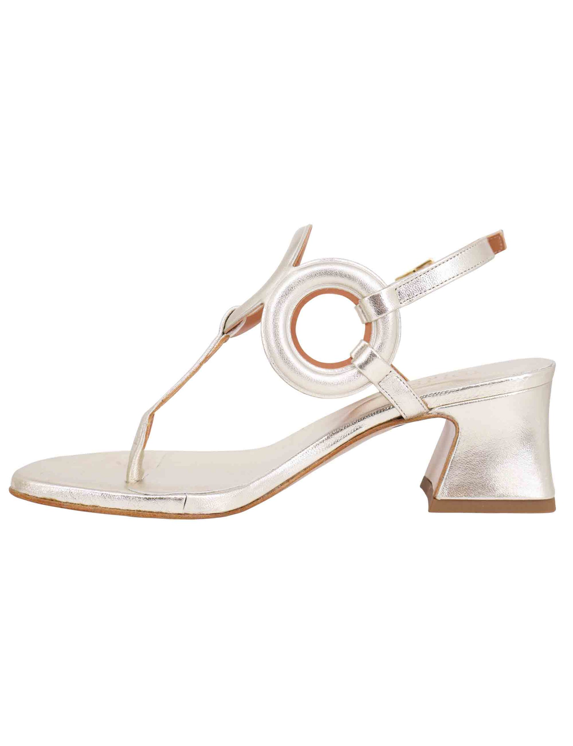 Women's slingback flip-flop sandals in platinum laminated leather with round toe