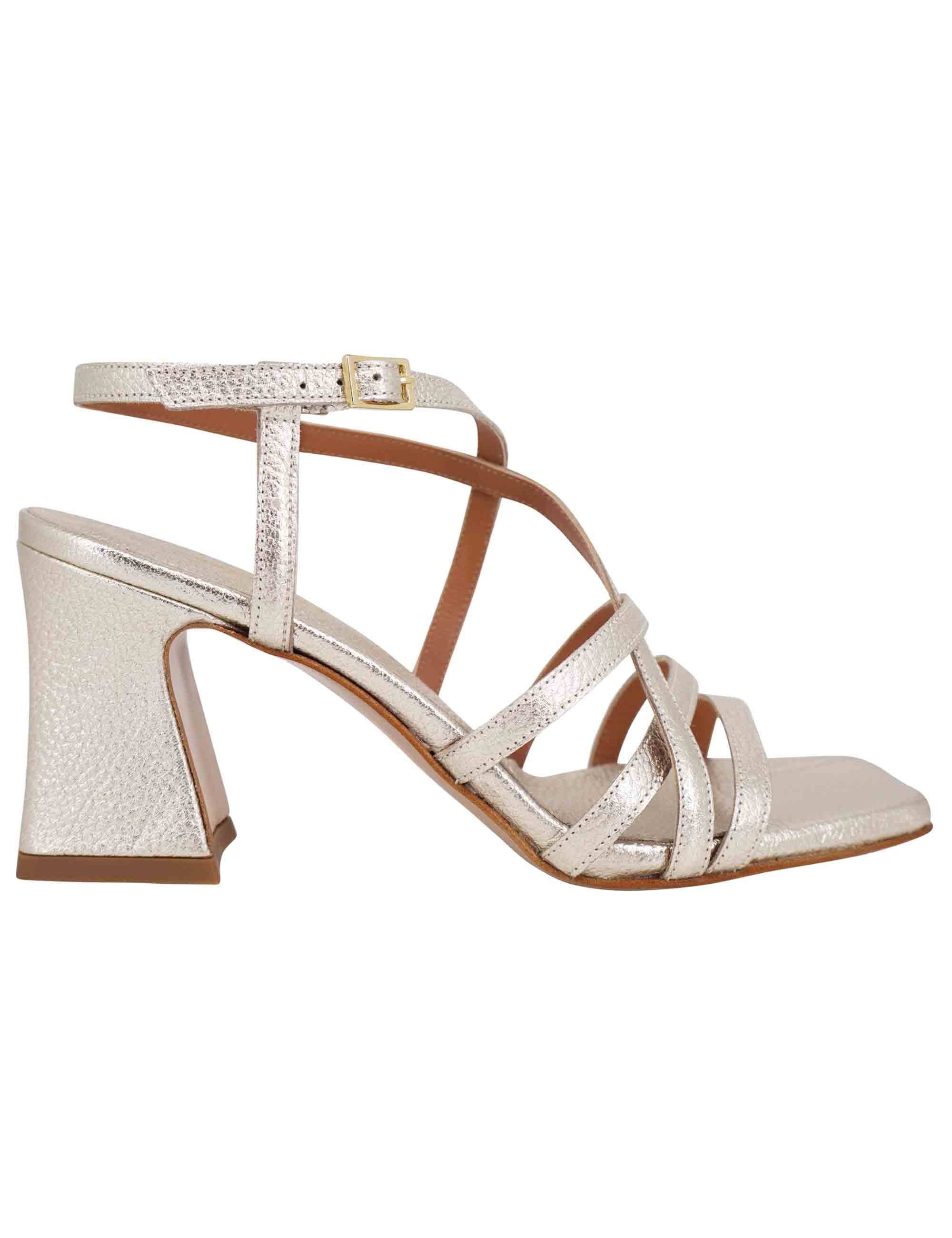 Spatarella Sandali slingback donna in pelle laminata platino con tacco alto e punta quadra