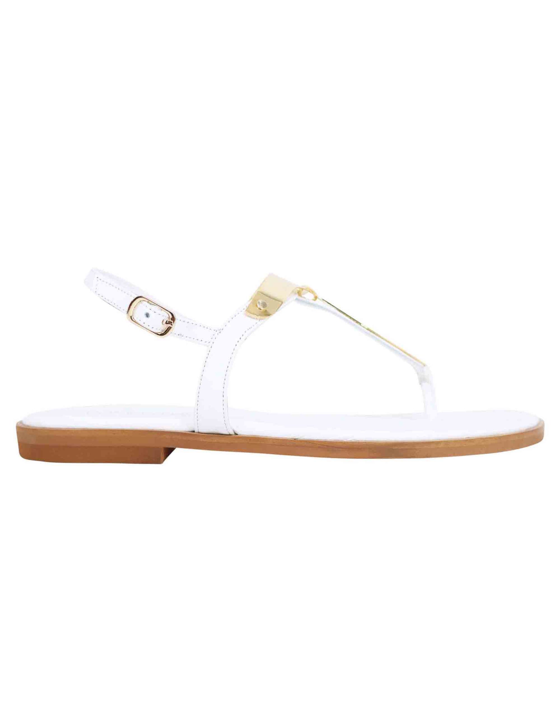 Women's flat flip-flop sandals in white leather with gold plates