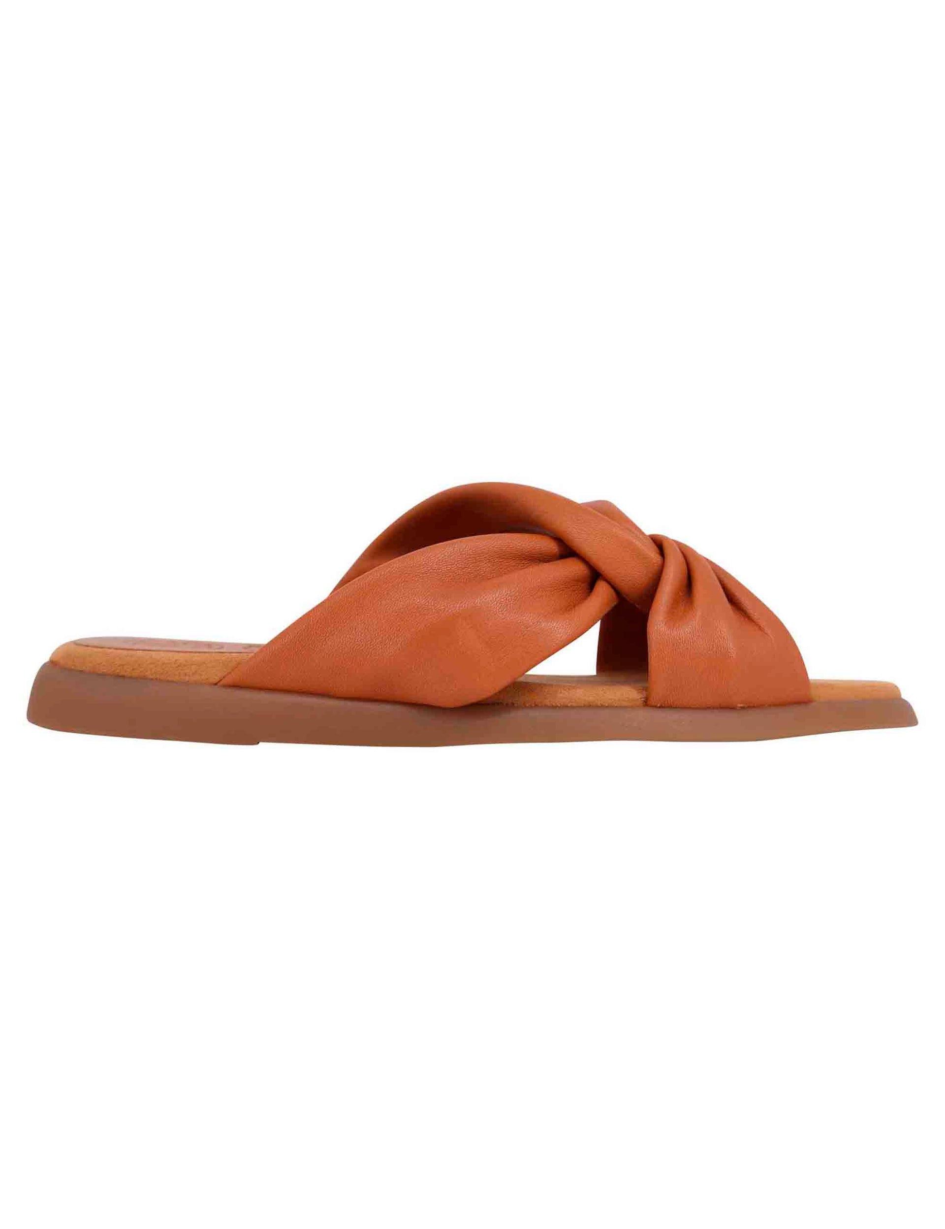 Women's flat sandals in tan leather with soft insole