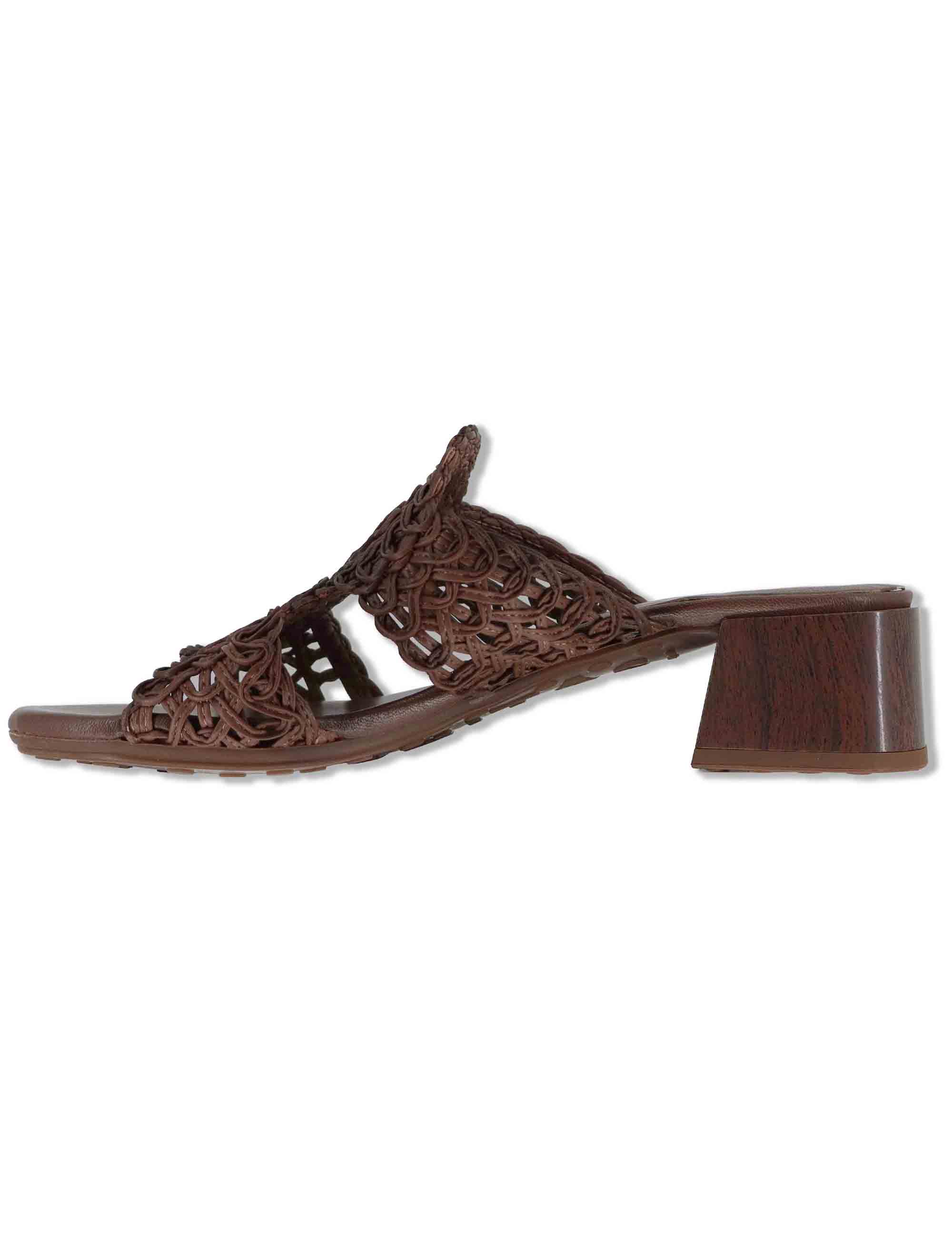 Sandali donna in pelle marrone ricamo effetto pizzo con taccco medio HV264602 AVELLANA Hispanitas 