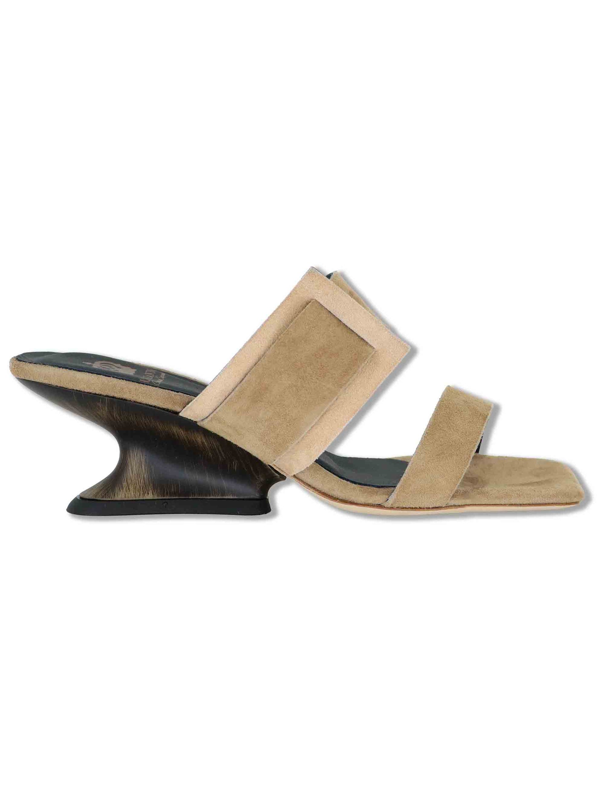 Sandali donna in camoscio taupe con doppia fascia e zeppa bassa DS2679/Z 032 L'Arianna 