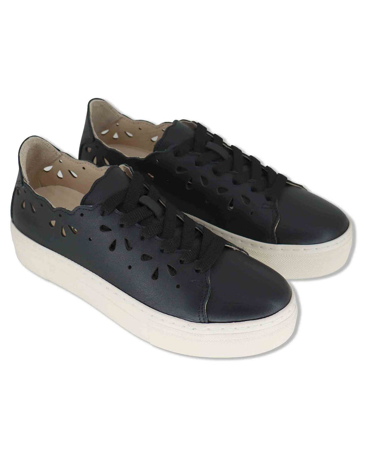Sneakers donna in pelle nera forate con suola alta in gomma SP600021 001 Spatarella 