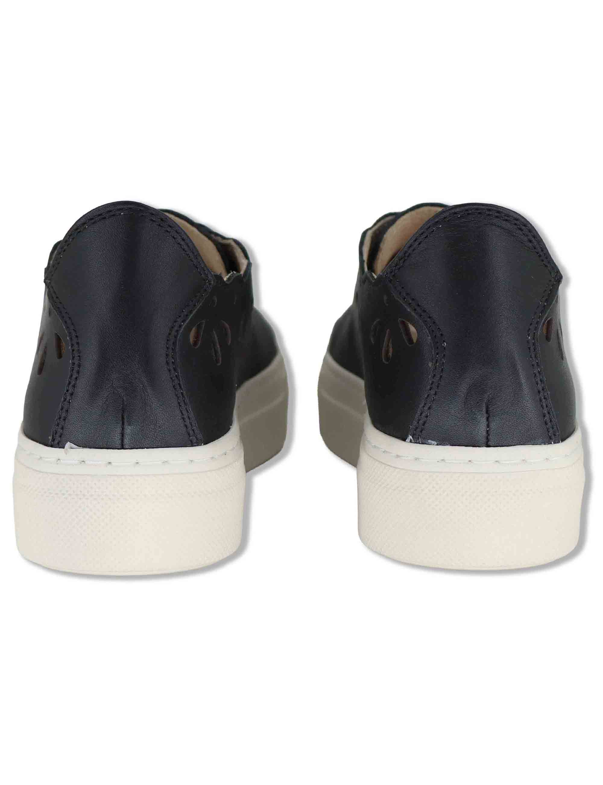 Sneakers donna in pelle nera forate con suola alta in gomma SP600021 001 Spatarella 