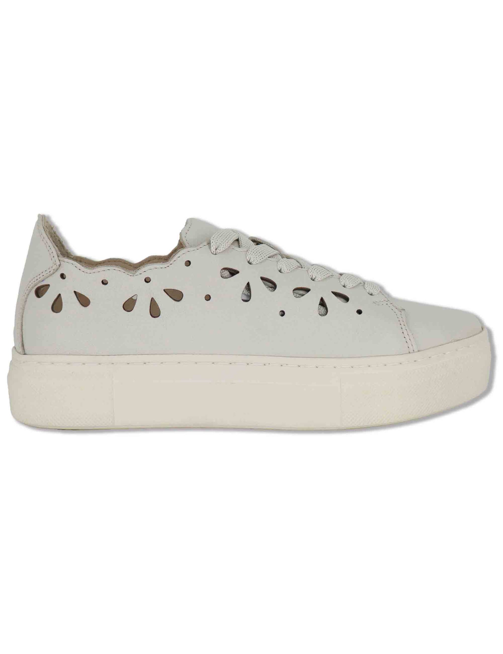Sneakers donna in pelle beige forate con suola alta in gomma SP600021 016 Spatarella 