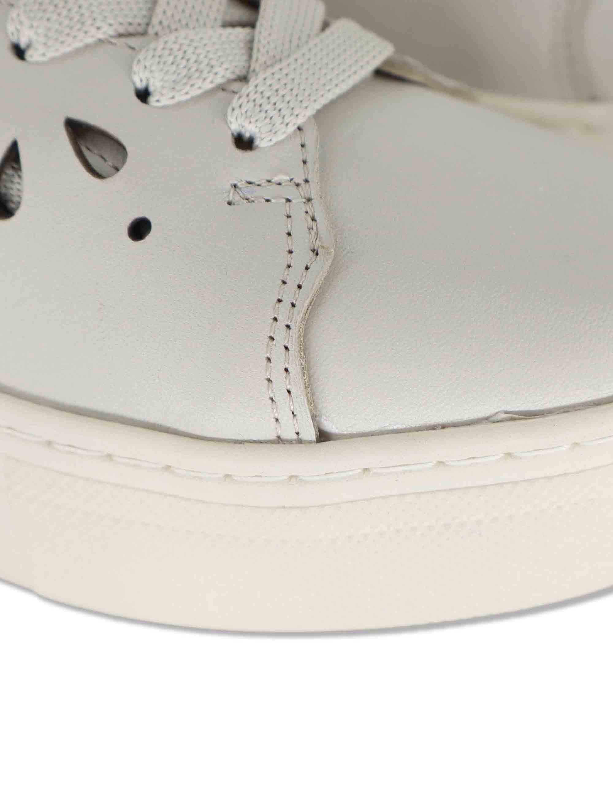 Sneakers donna in pelle beige forate con suola alta in gomma SP600021 016 Spatarella 