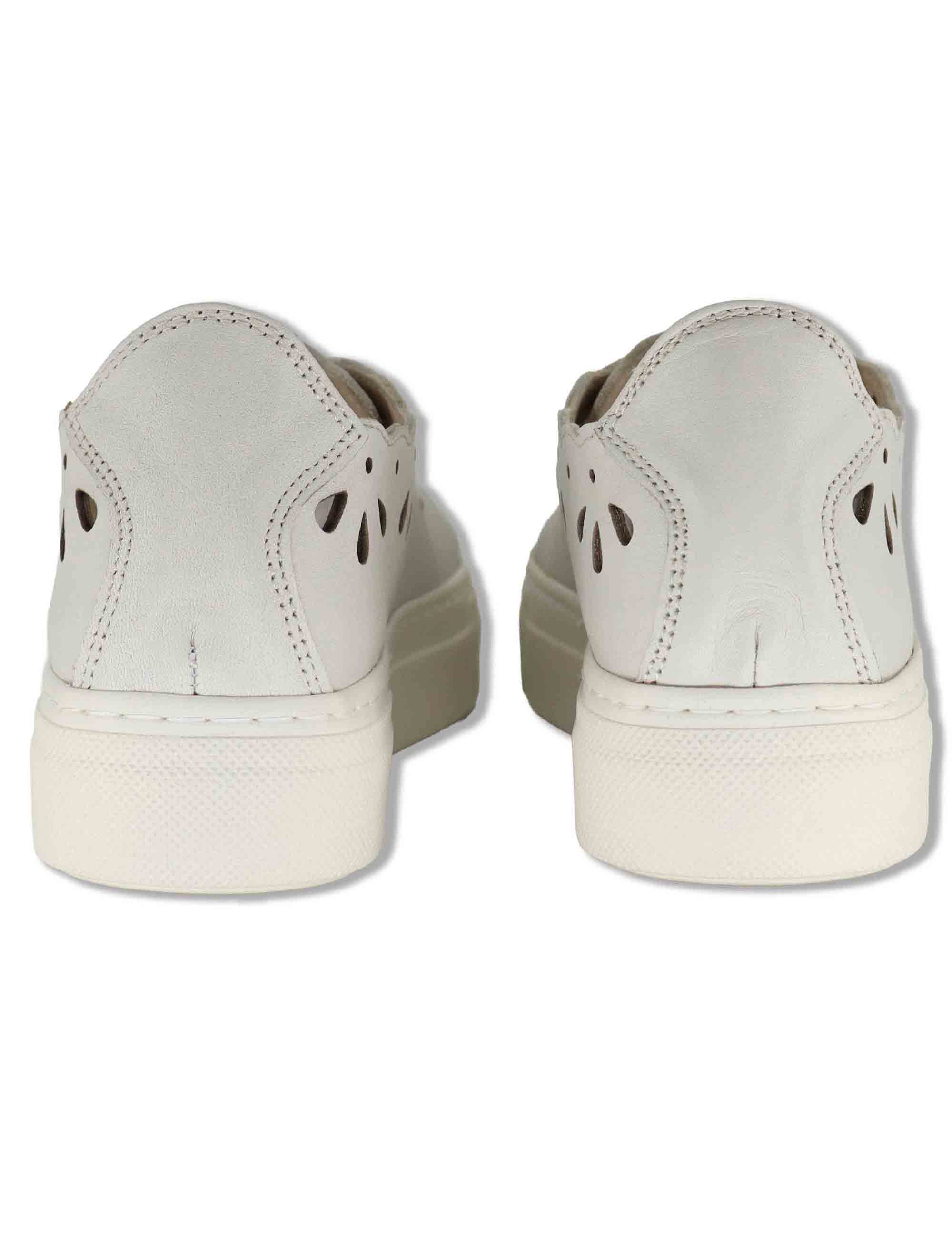 Sneakers donna in pelle beige forate con suola alta in gomma SP600021 016 Spatarella 