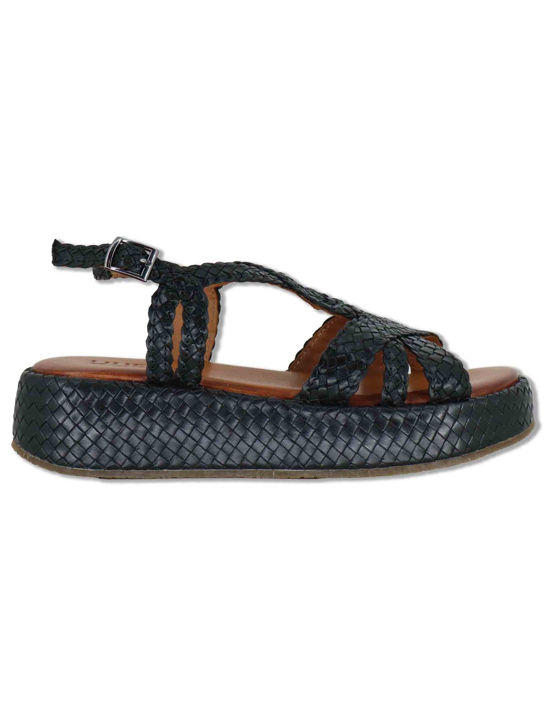 Sandali donna in pelle intrecciata nera con cinturino e zeppa media WD511R03 500007 Vueva 