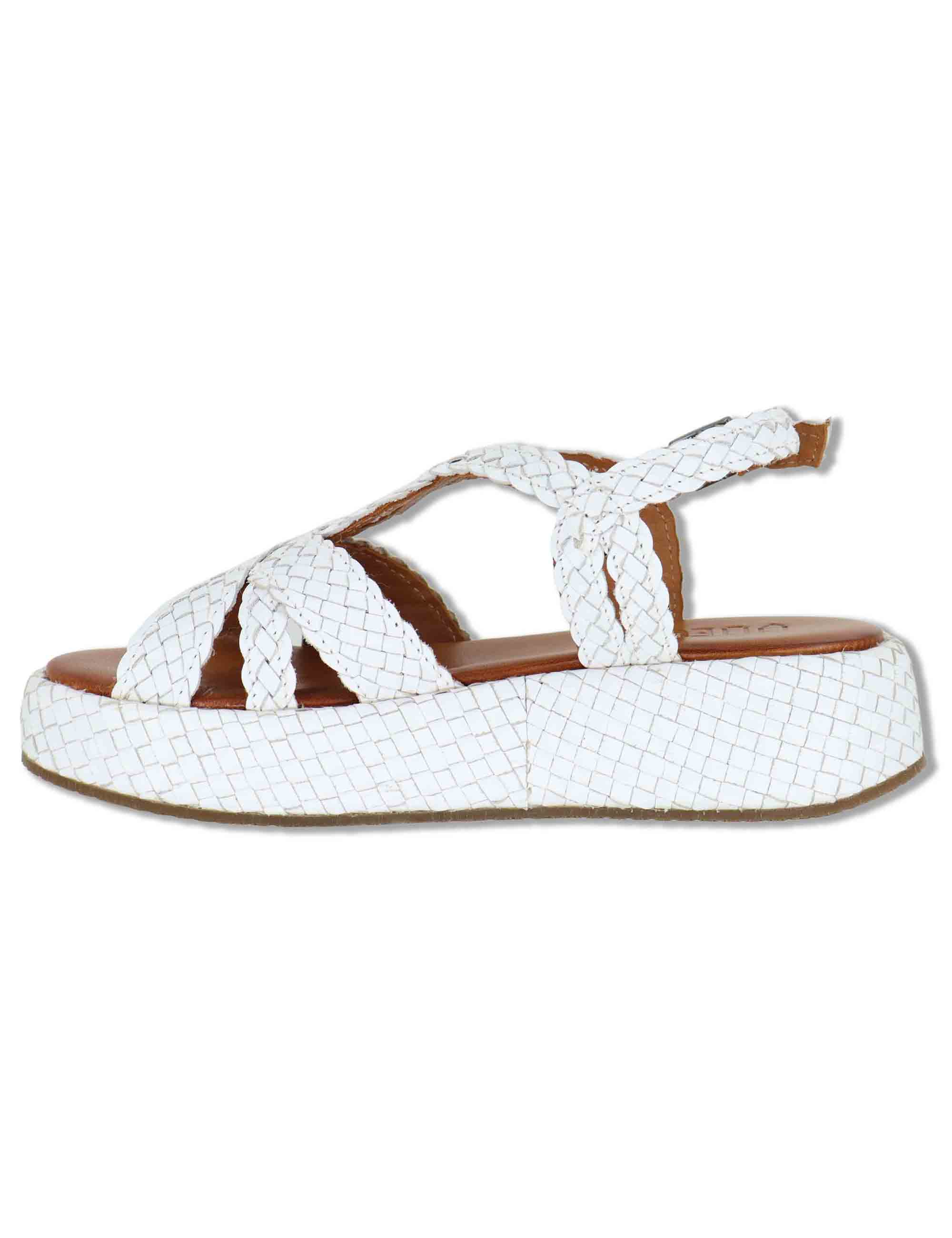 Sandali donna in pelle intrecciata bianca con cinturino e zeppa media WD511R03 500013 Vueva 