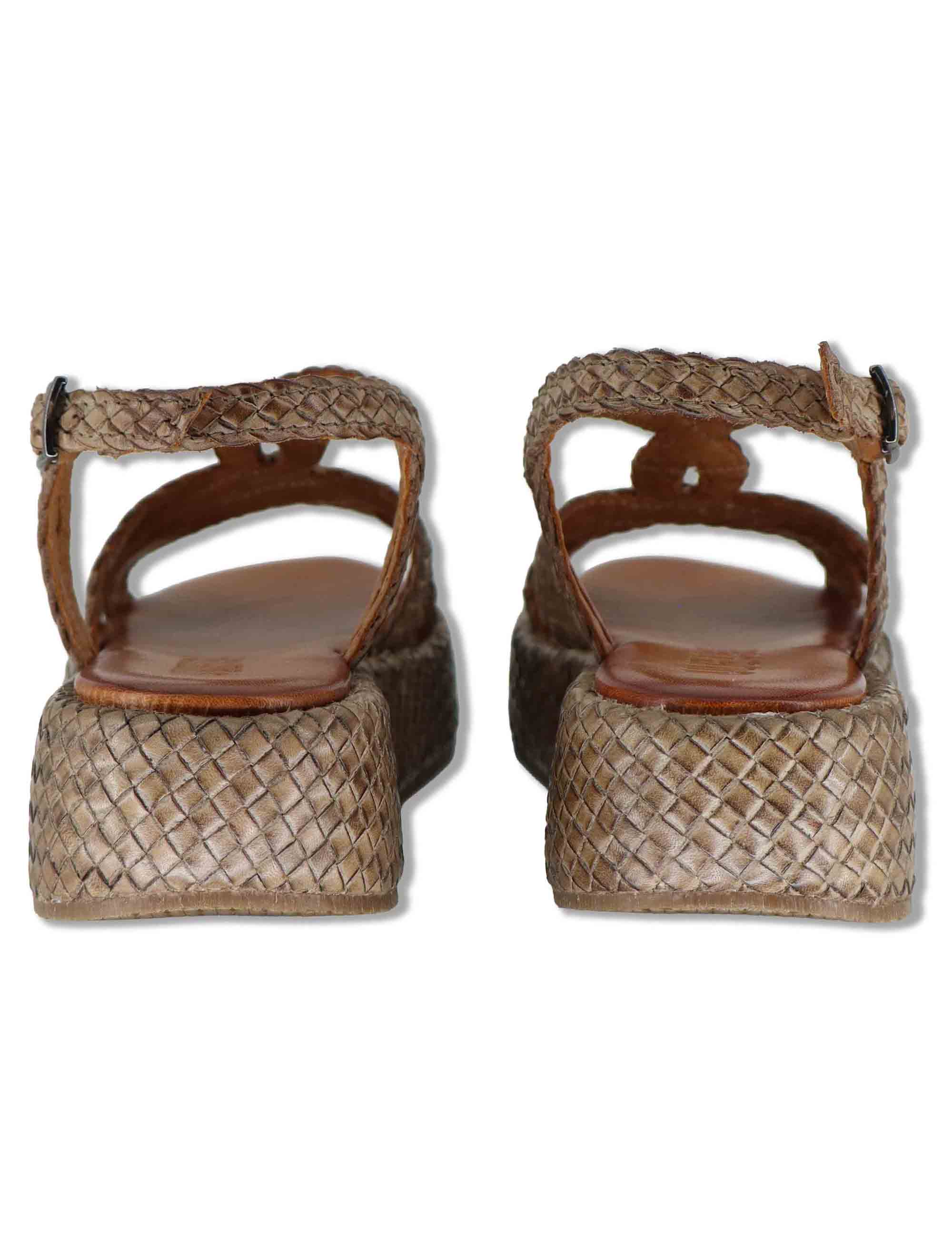 Sandali donna in pelle intrecciata taupe con cinturino e zeppa media WD511R03 500021 Vueva 