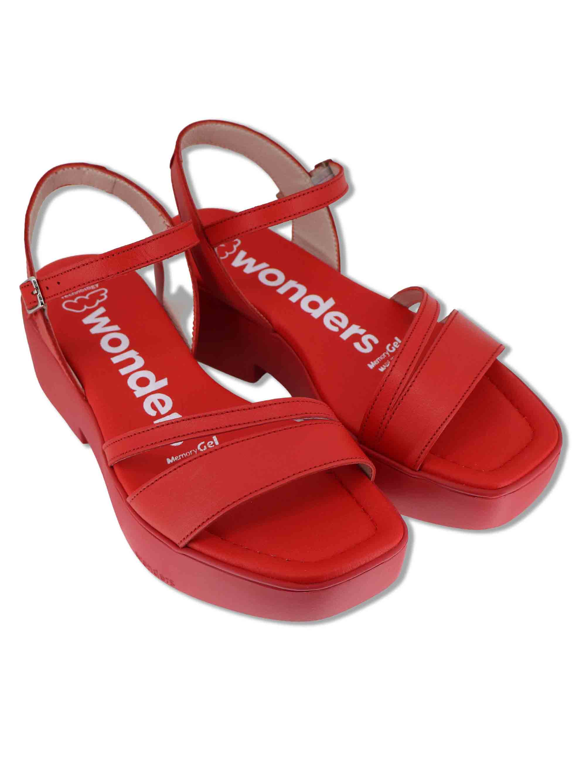 Sandali donna in pelle rossa con cinturino alla caviglia e zeppa in gomma B-1001 025 Wonders 
