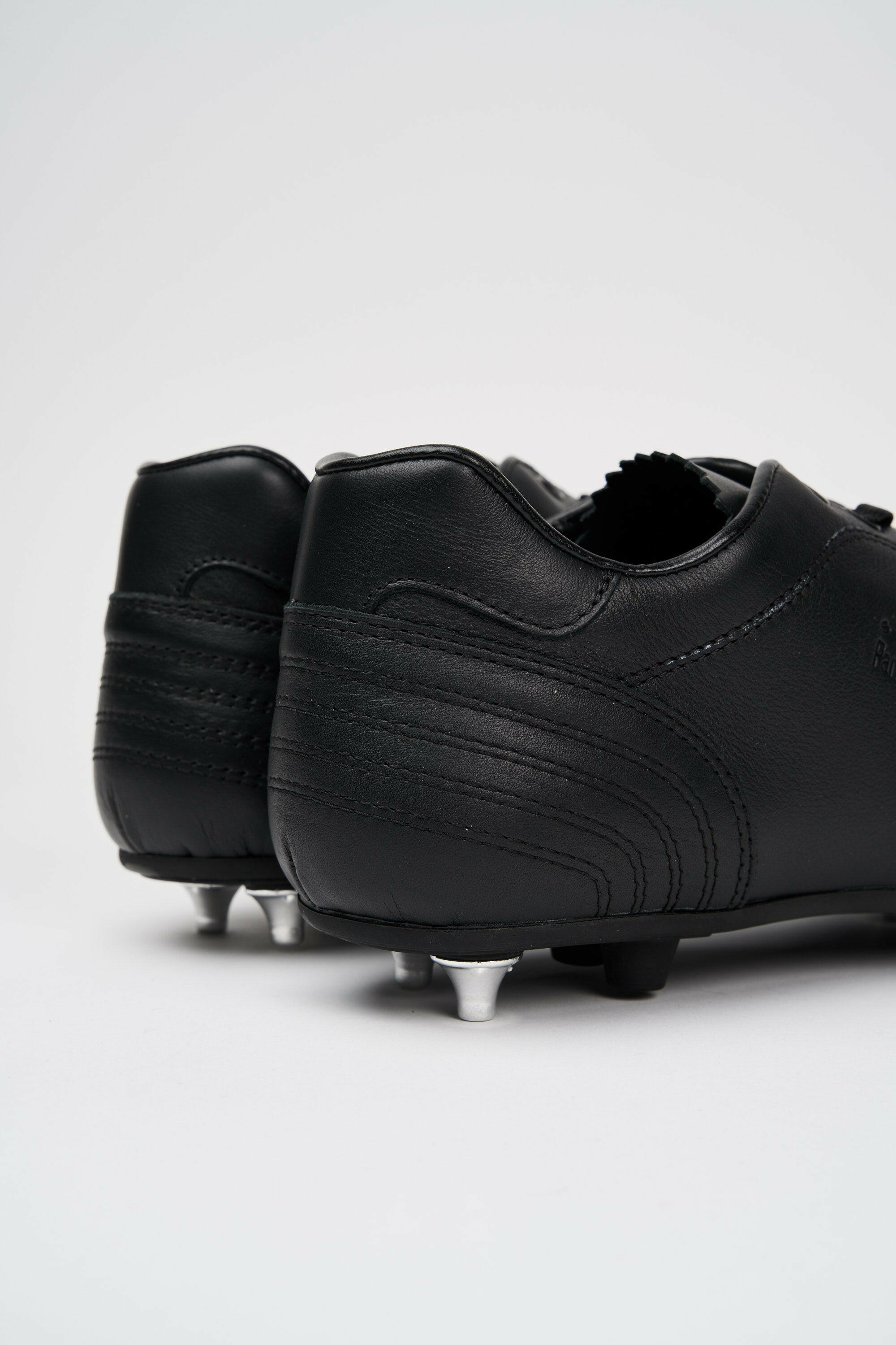 Scarpe da calcio Lazzarini in pelle nera.