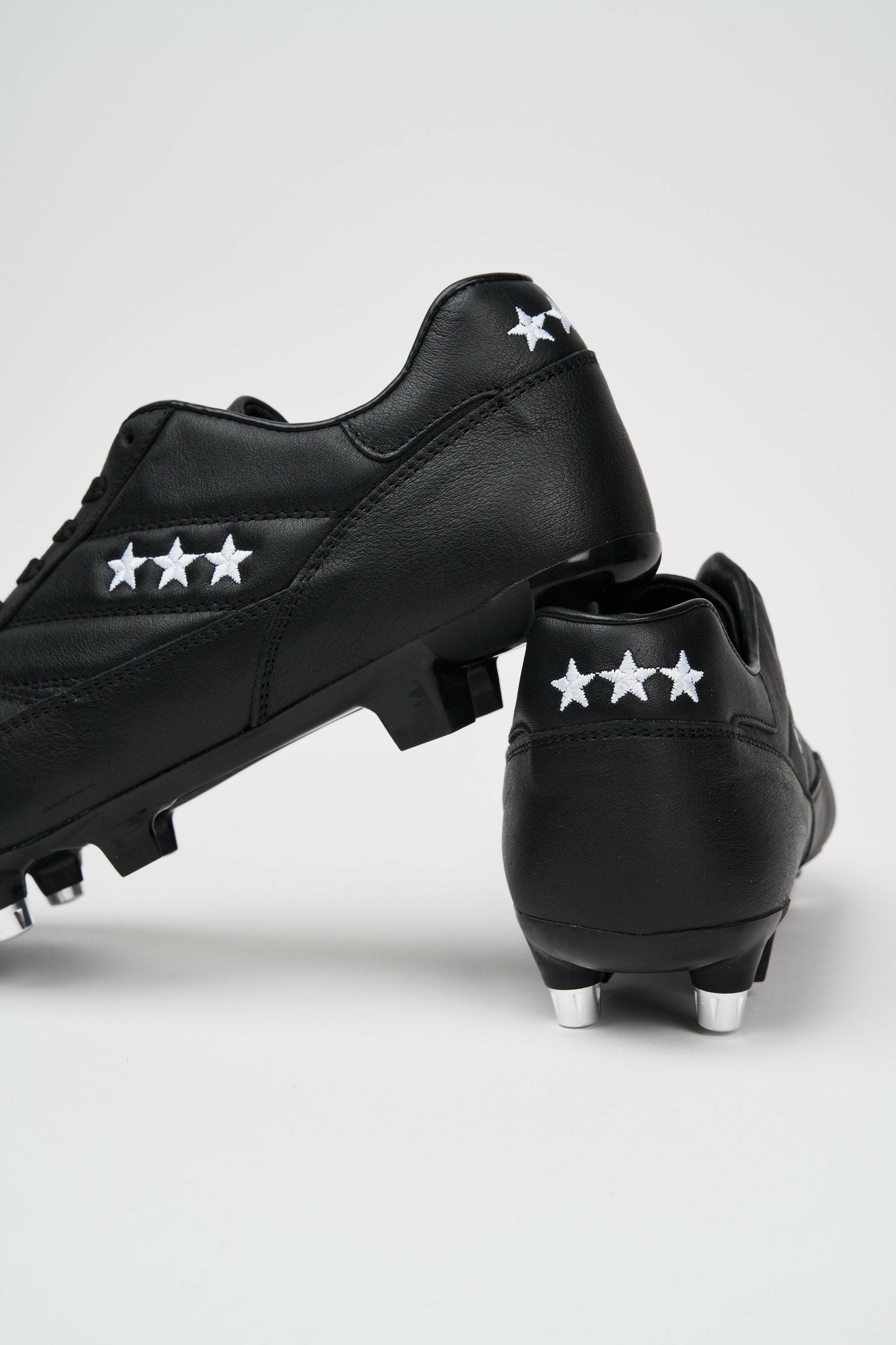 Scarpe da calcio Alloro in pelle nera.