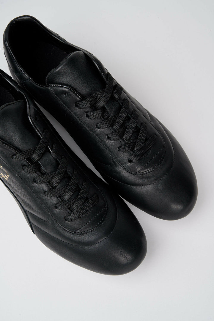 Scarpe da calcio Classic in pelle nera.