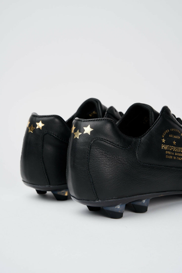 Scarpe da calcio Classic in pelle nera.