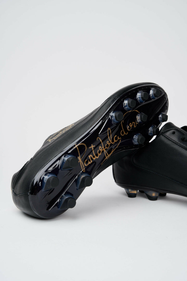 Scarpe da calcio Classic in pelle nera.