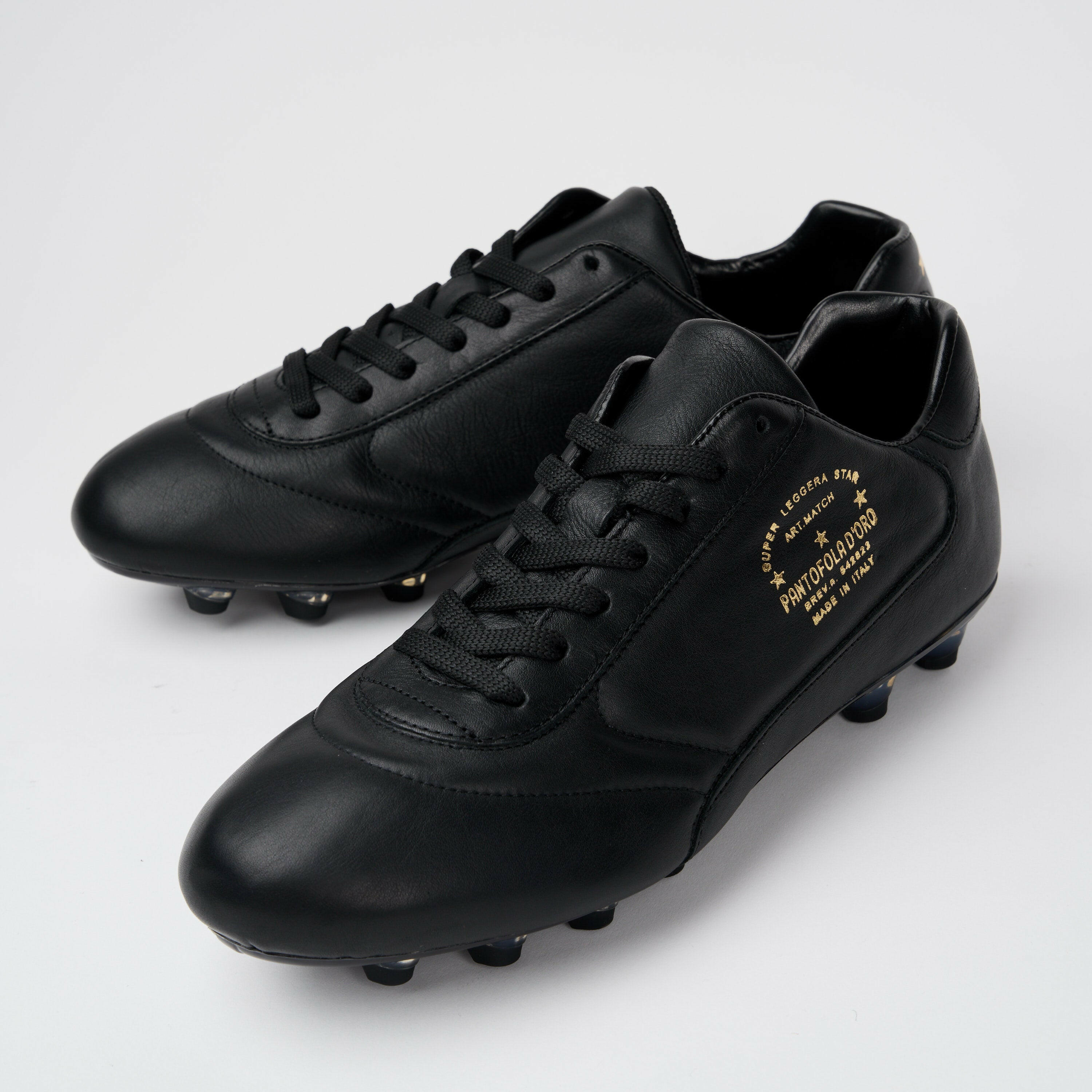 Scarpe da calcio Classic in pelle nera.