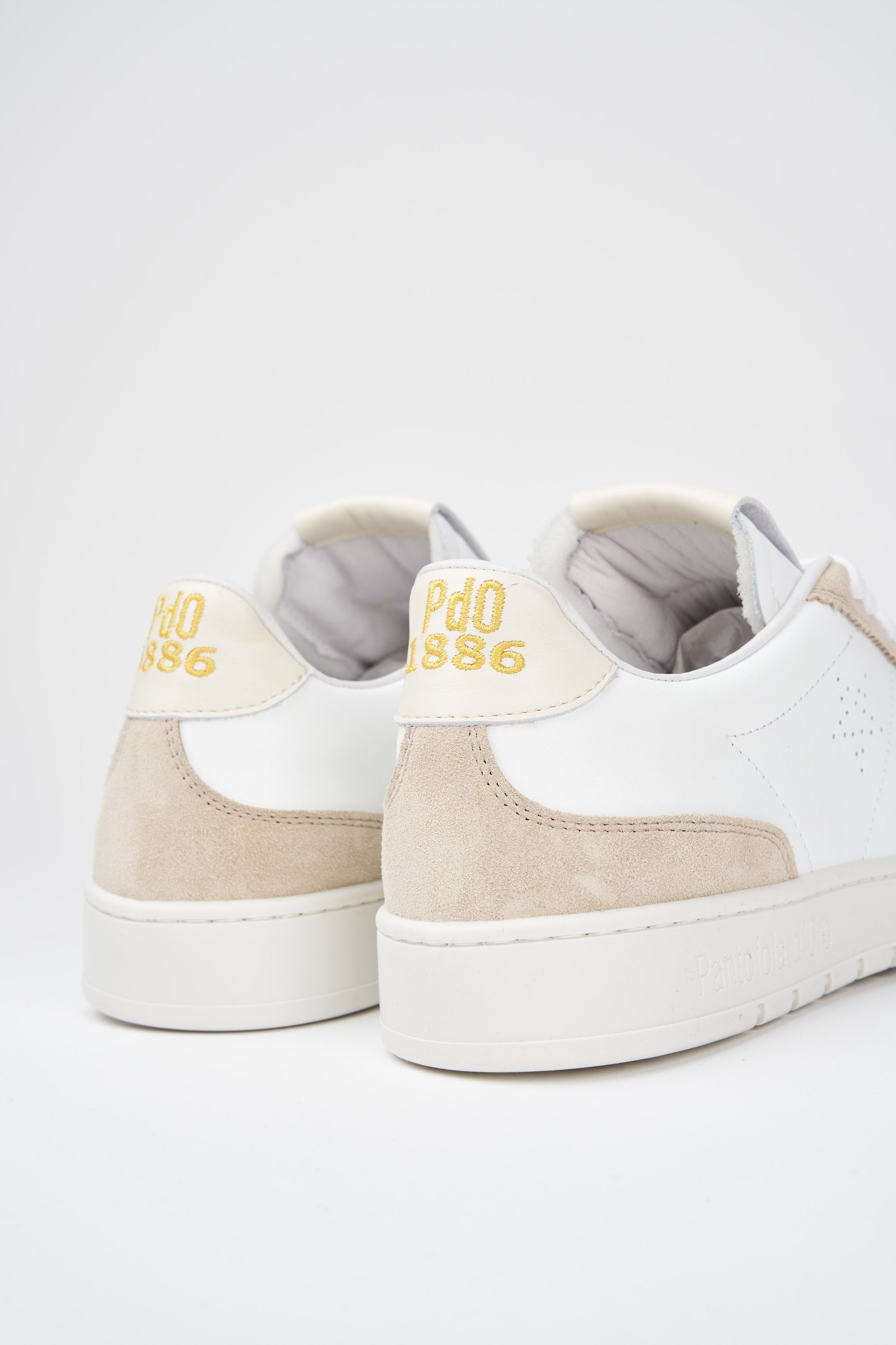 Sneakers uomo Wembley in pelle bianca e camoscio beige.