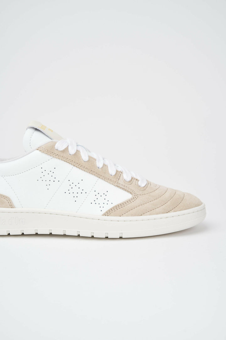 Sneakers uomo Wembley in pelle bianca e camoscio beige.