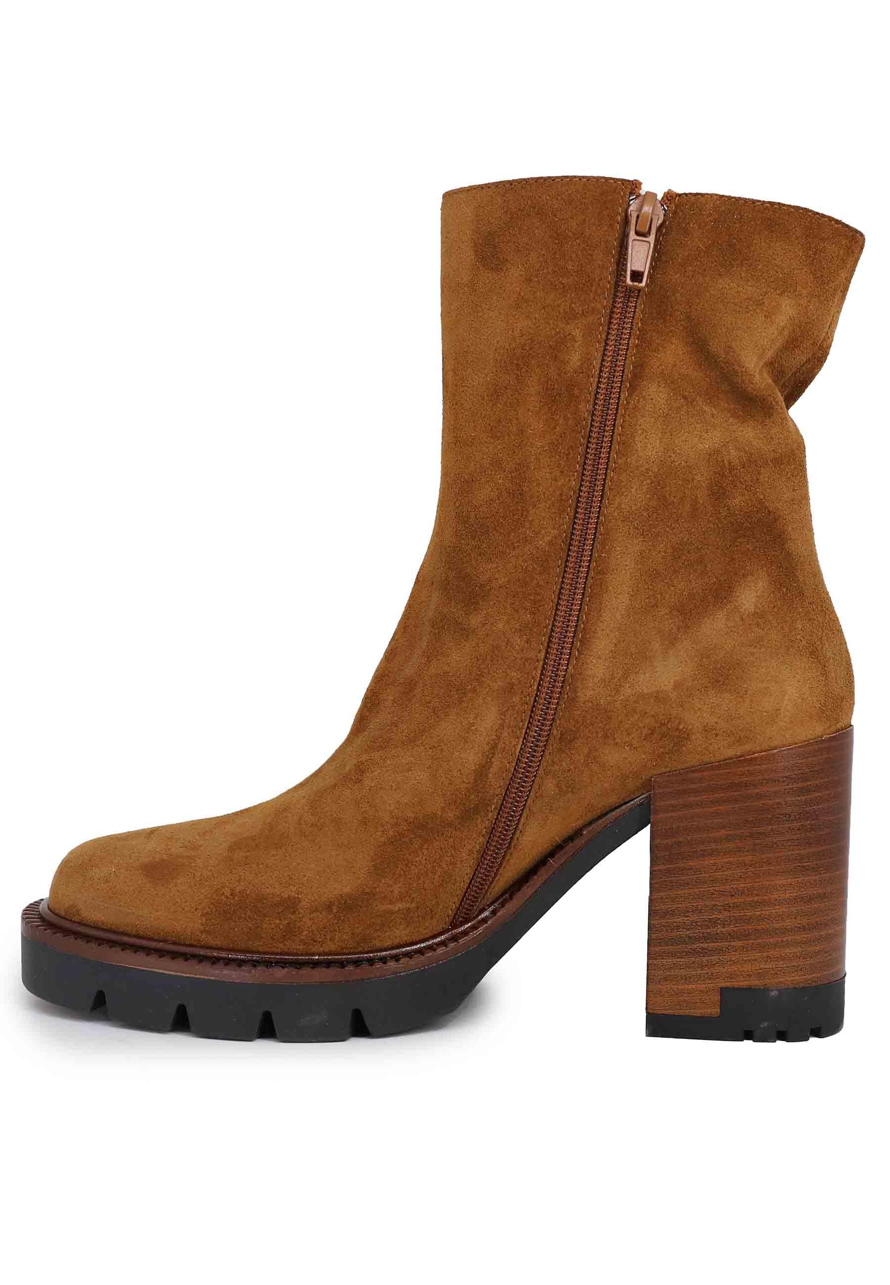 Stivaletti donna in camoscio cuoio con tacco e plateau in gomma 626 014 Tsakiris Mallas 