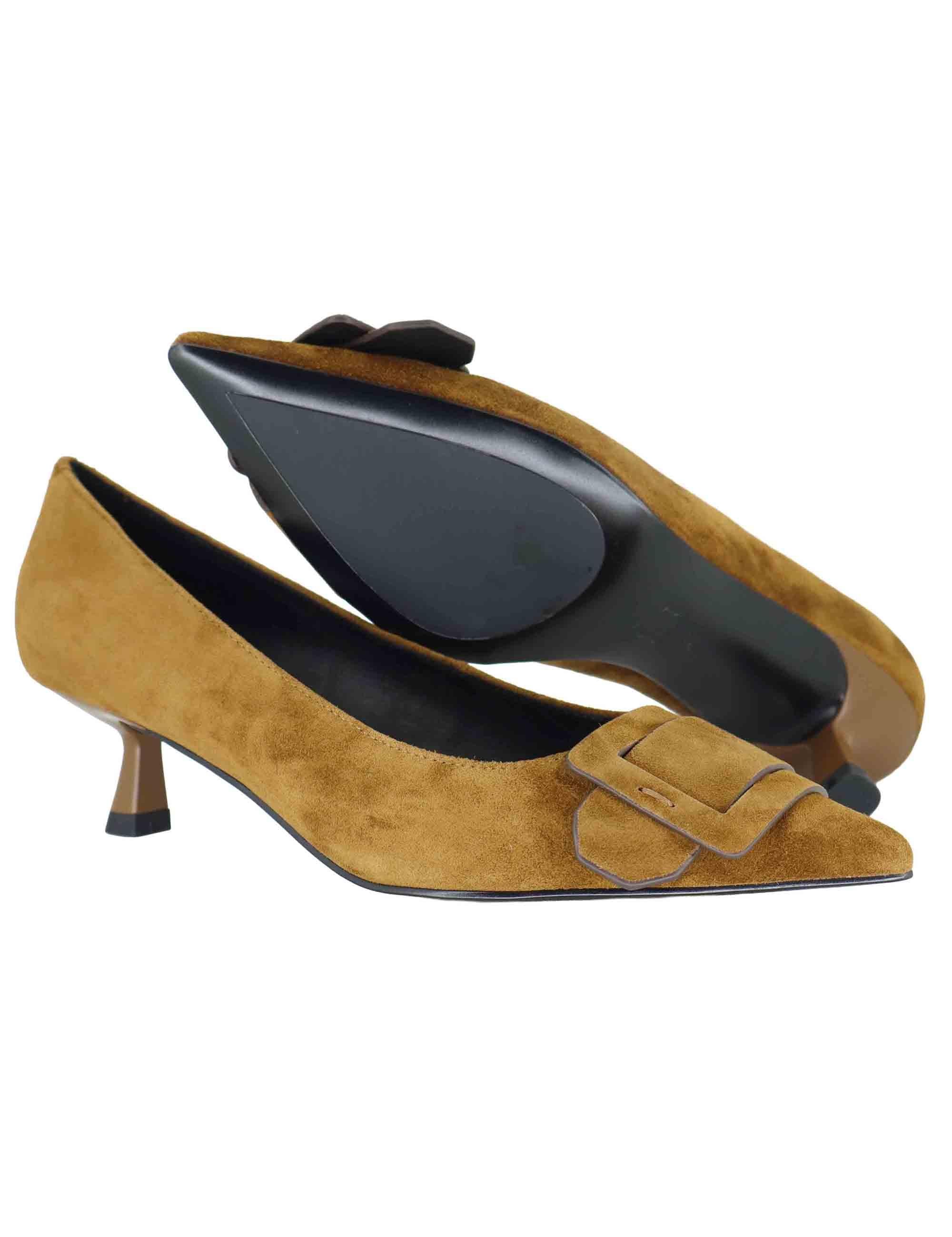 Decollete donna in camoscio cuoio con tacco medio e fibbia anteriore 636Z30VK 39 Bibi Lou 