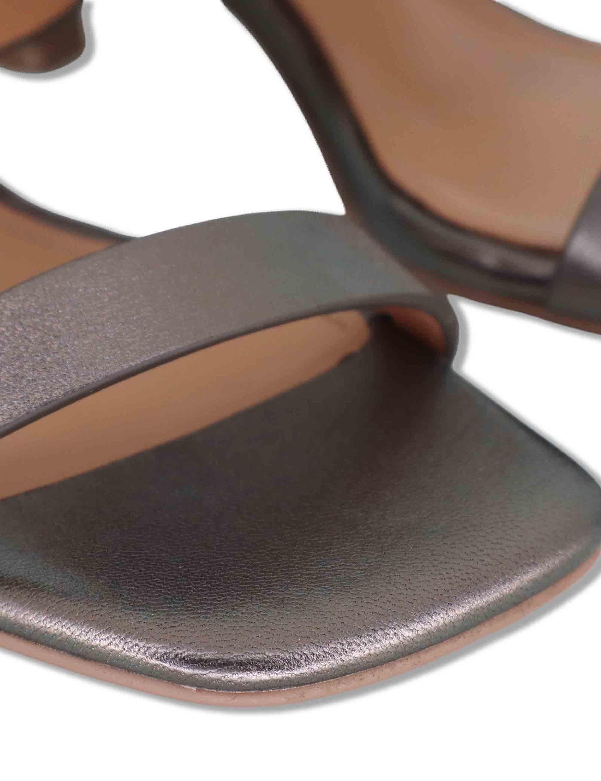 Sandali donna in pelle laminata argento con fibbia laterale e tacco medio Altair 662Z10VK 09-PLOMO Bibi Lou 