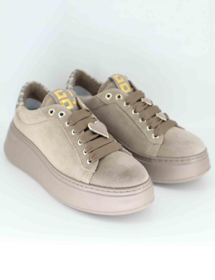Sneakers donna in camoscio tauope con charms e suola alta in gomma. PIA 430A Gio + 