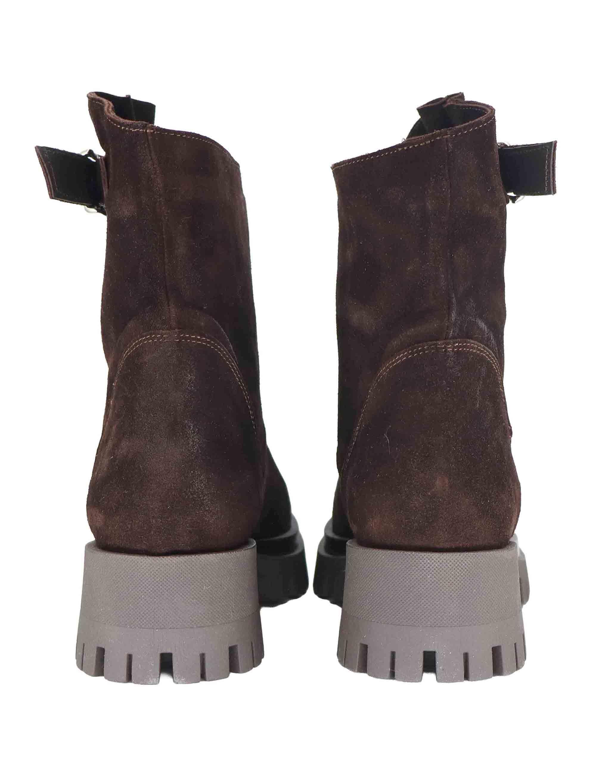 Stivaletti donna in camoscio marrone con fibbietta laterale e tacco basso SP33 014 Spatarella 