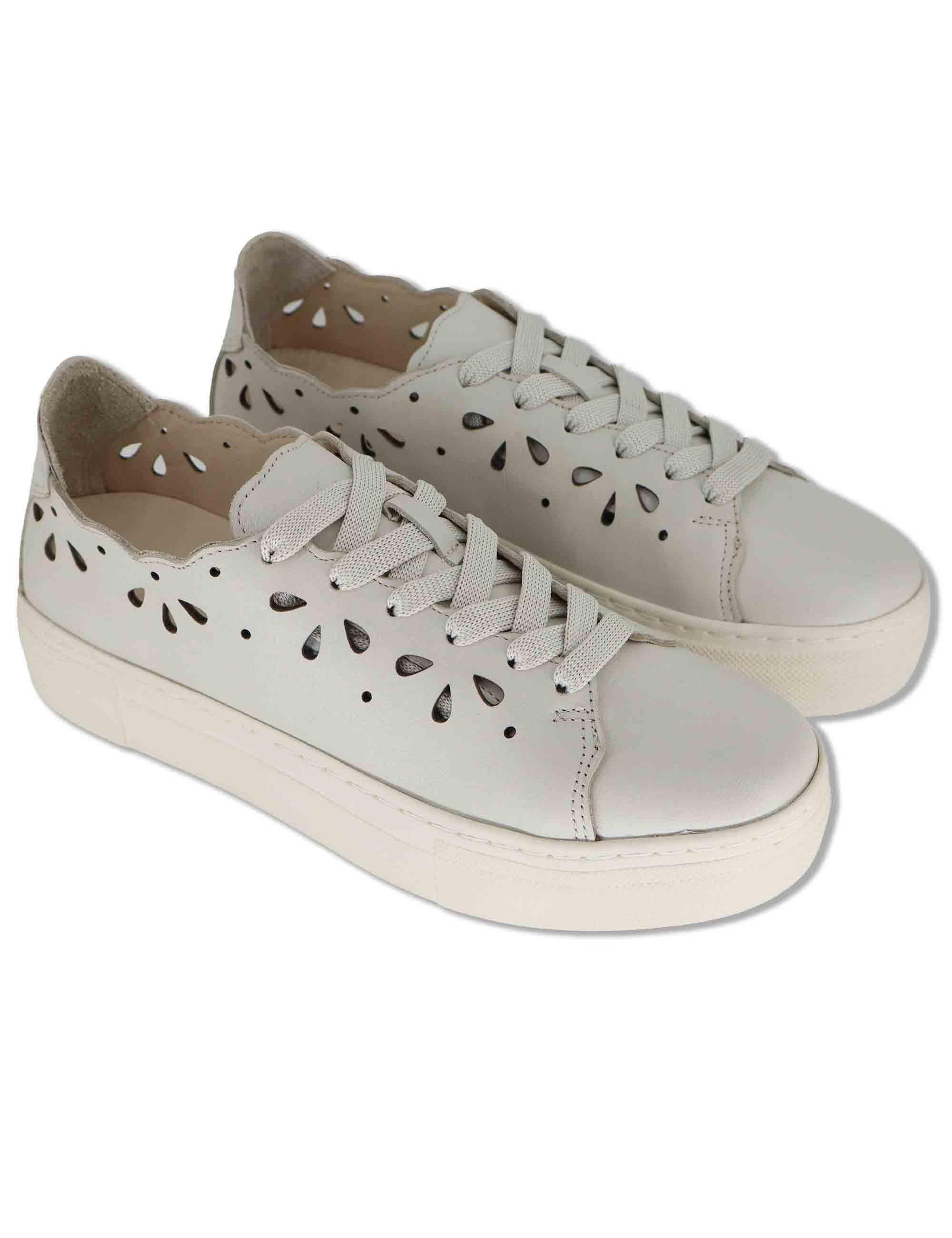 Sneakers donna in pelle beige forate con suola alta in gomma SP600021 016 Spatarella 