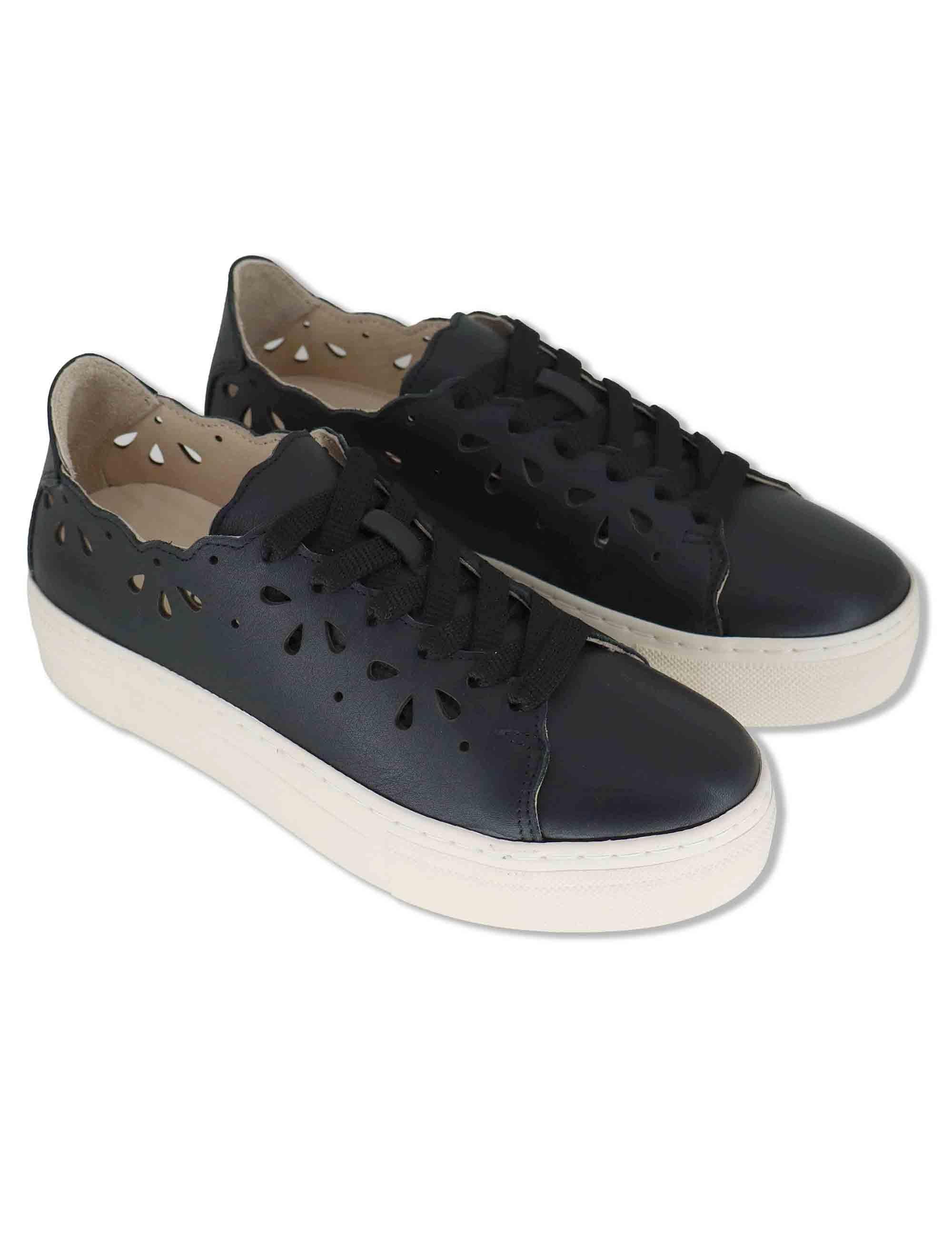 Sneakers donna in pelle nera forate con suola alta in gomma SP600021 001 Spatarella 