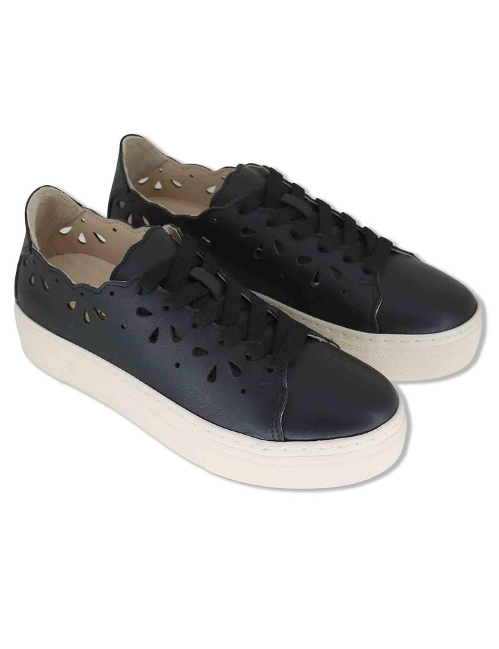 Sneakers donna in pelle nera forate con suola alta in gomma SP600021 001 Spatarella 
