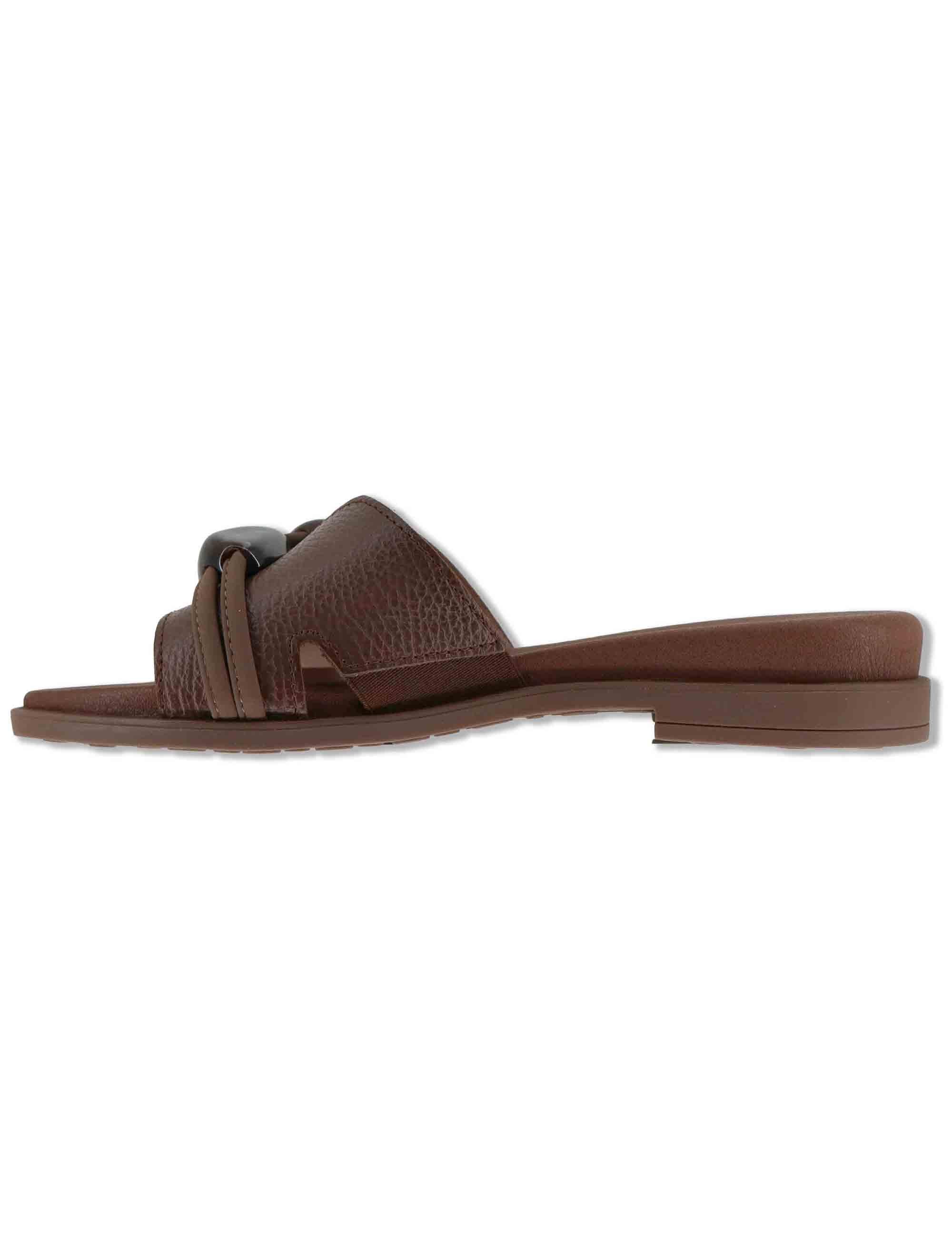 Sandali bassi donna in pelle cuoio e laminata con sottopiede imbottito HV264683 AVELLANA Hispanitas 