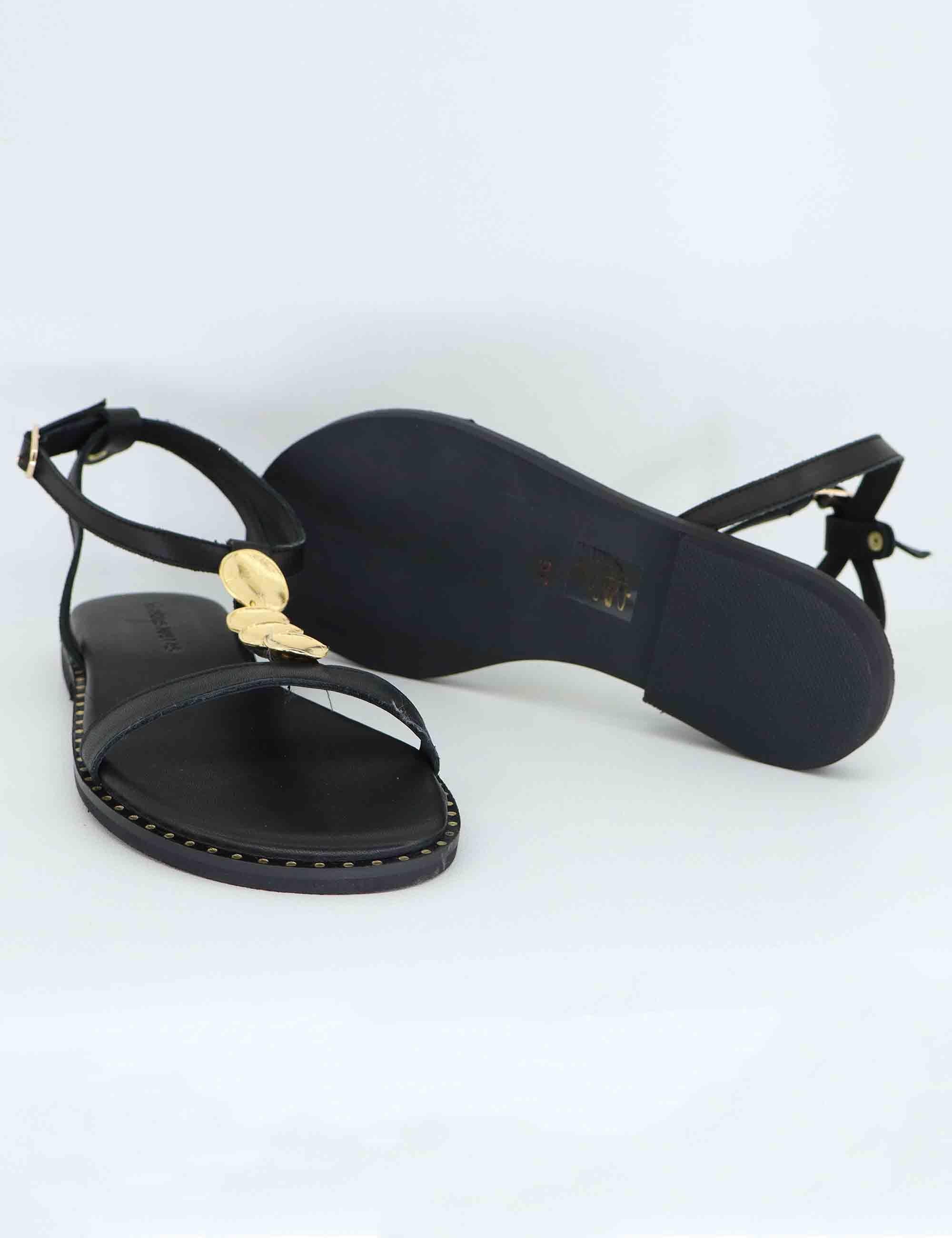 Sandali flat donna in pelle nera con medaglie oro U41005821002 582 Tsakiris Mallas 