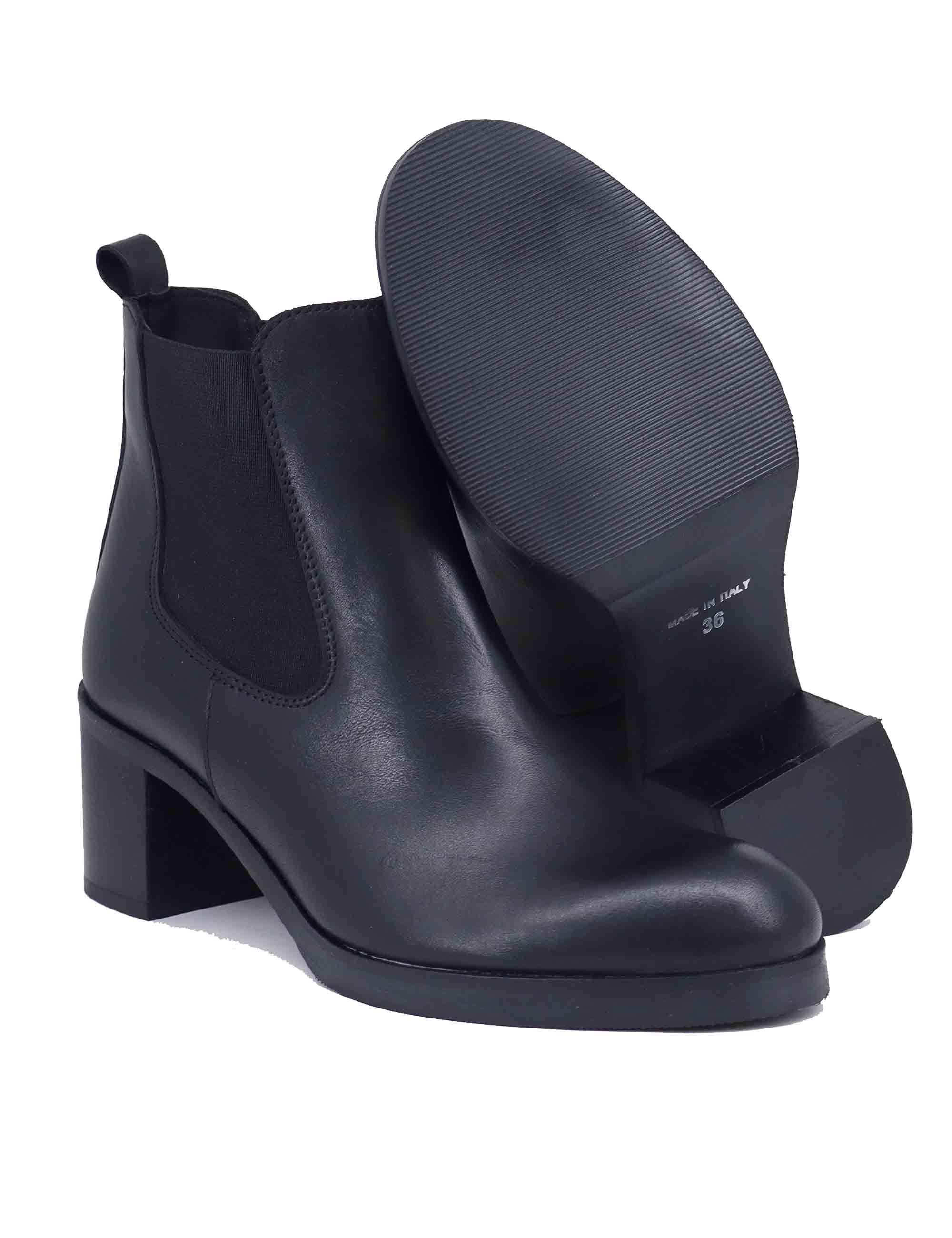 Chelsea boot donna in pelle nera con tacco medio SPTR3006 001 Spatarella 