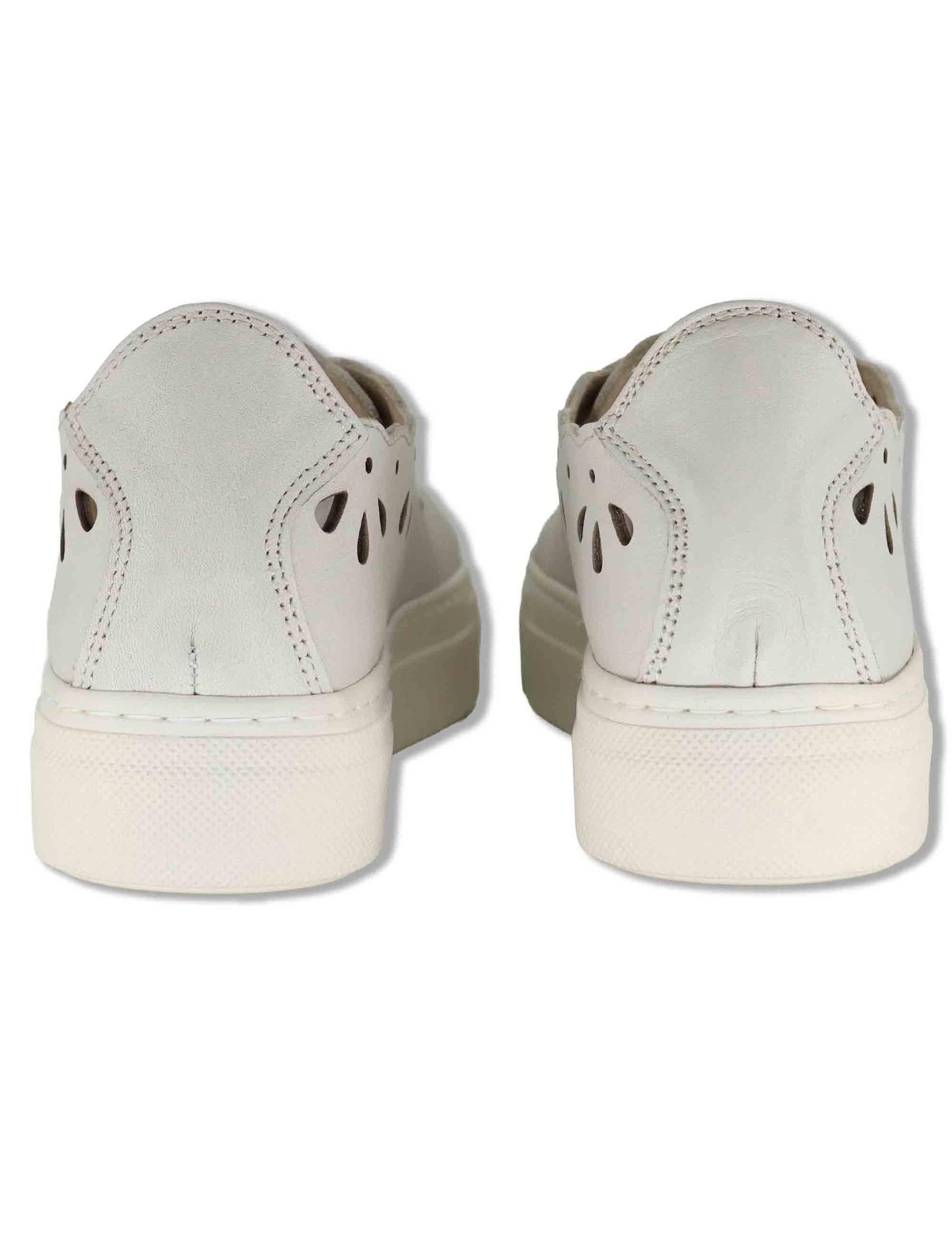Sneakers donna in pelle beige forate con suola alta in gomma SP600021 016 Spatarella 