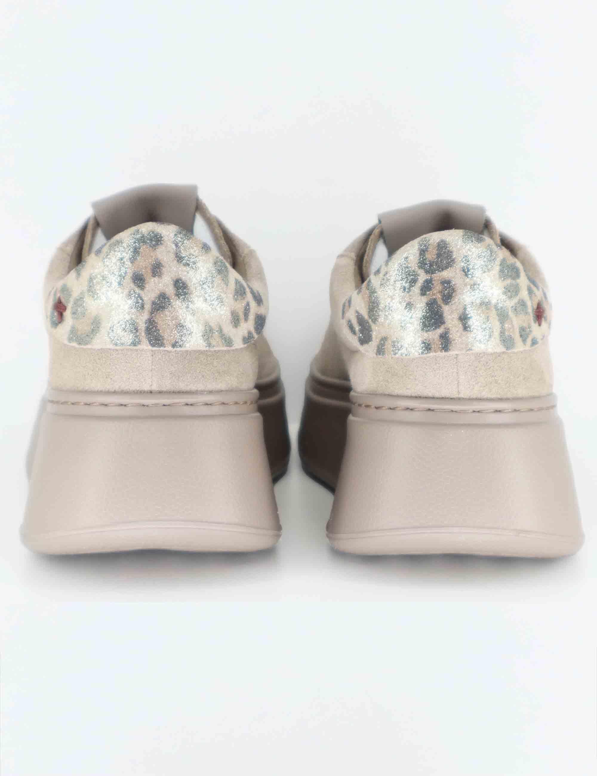 Sneakers donna in camoscio tauope con charms e suola alta in gomma. PIA 430A Gio + 