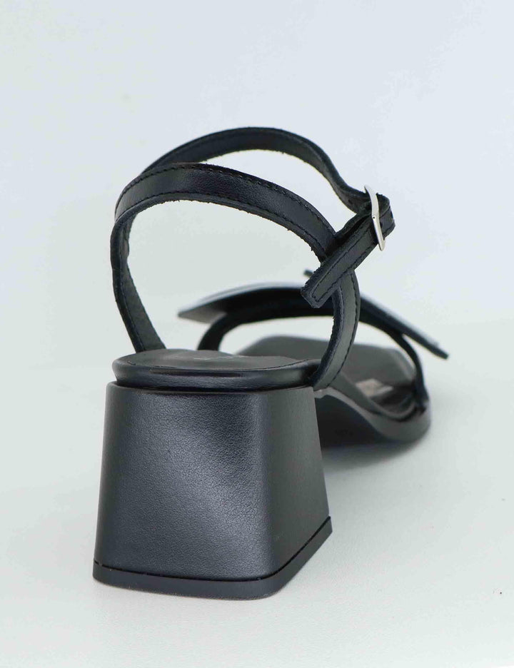 Sandali donna in pelle nera con accessorio T5007 1 Le Bohemien 