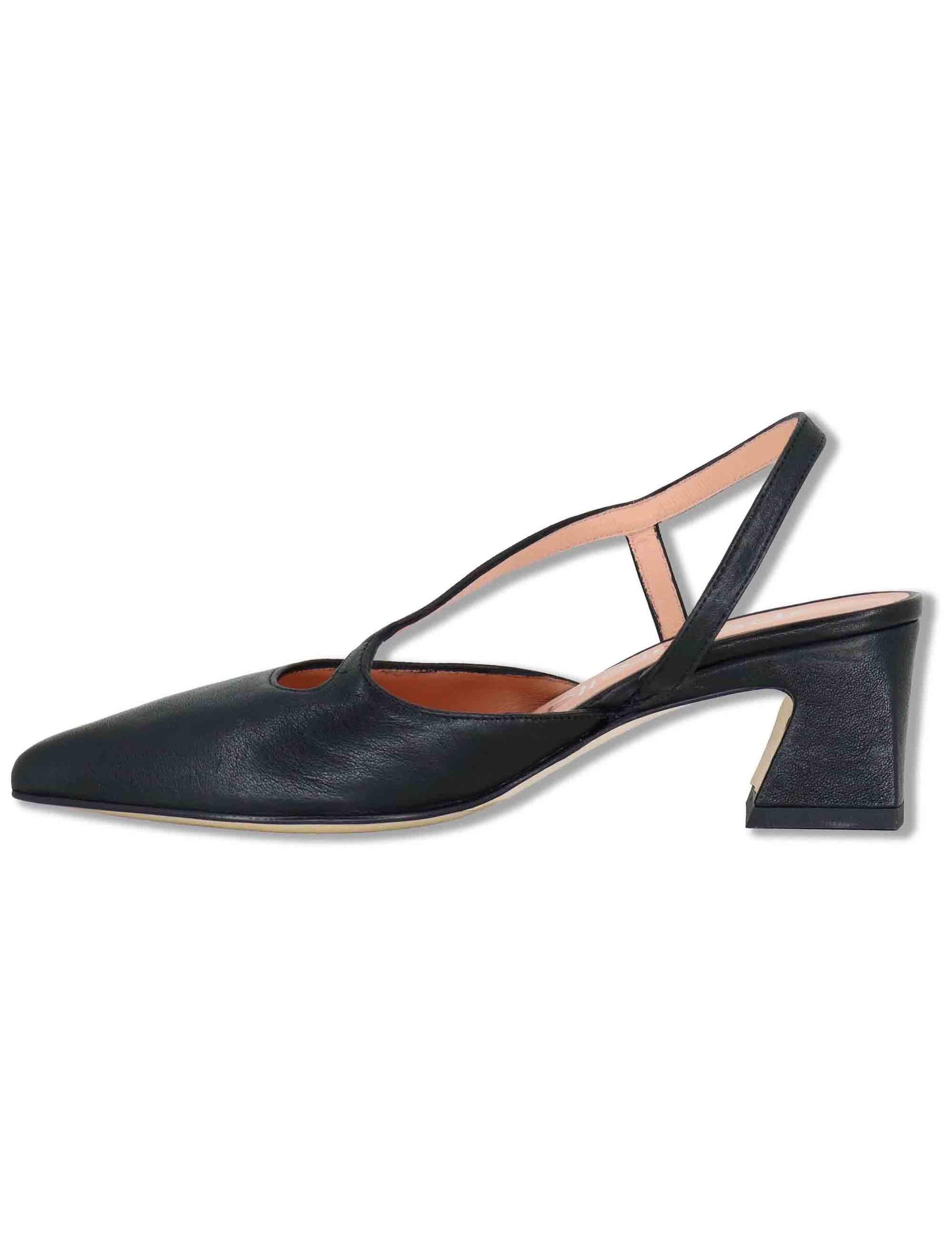 Décolleté slingback donna in pelle nera con cinturino obliquo e tacco 5cm SP2543 001 Spatarella 