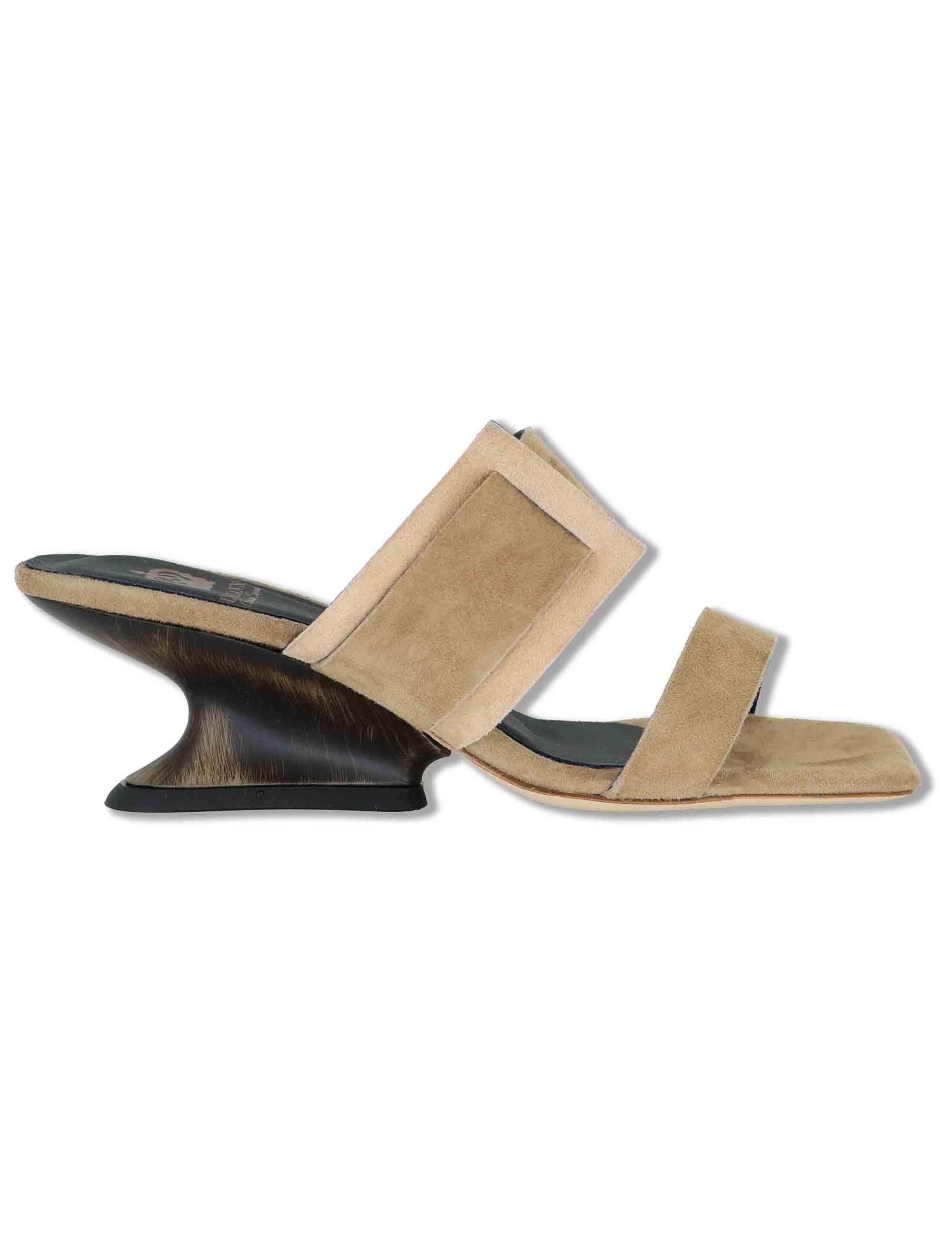 Sandali donna in camoscio taupe con doppia fascia e zeppa bassa DS2679/Z 032 L'Arianna 