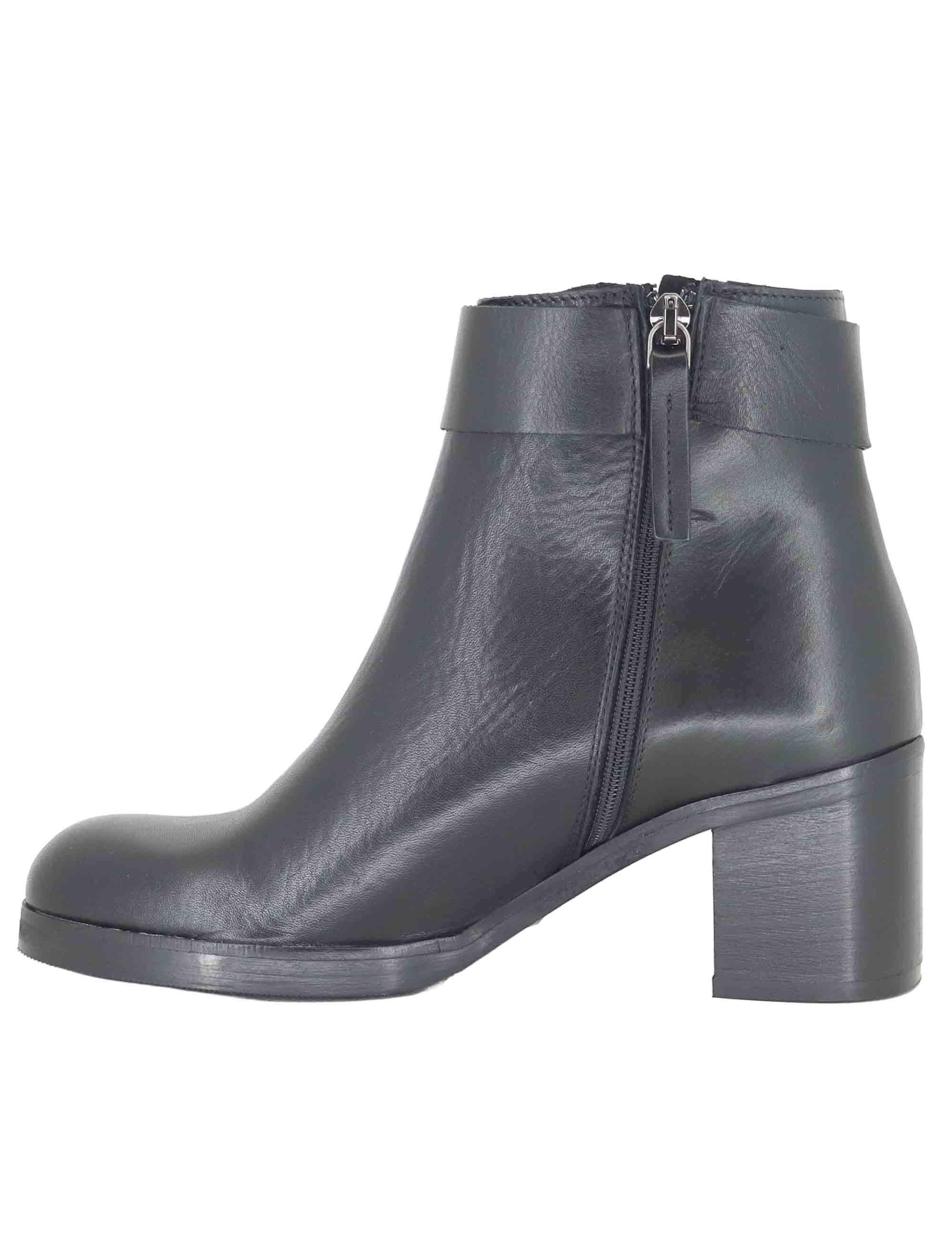 Stivaletti donna in pelle nera con cinturino e fibbia oro con tacco medio SPTR2002 001 Spatarella 